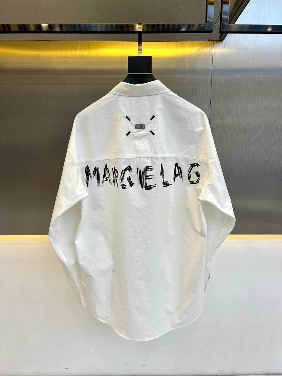 maisonmargielamm6马吉拉logo印花长袖衬衫整体简洁的大h型宽松廓形下摆前短后长的设计形