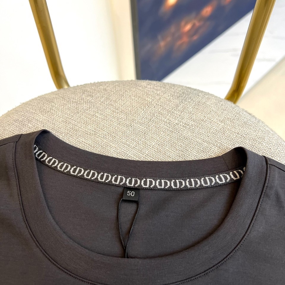 dio迪奥cd家2024春夏新款字母刺绣圆领短袖t恤年春夏最新精品短袖依然突出品牌的招牌元素通过精致的印
