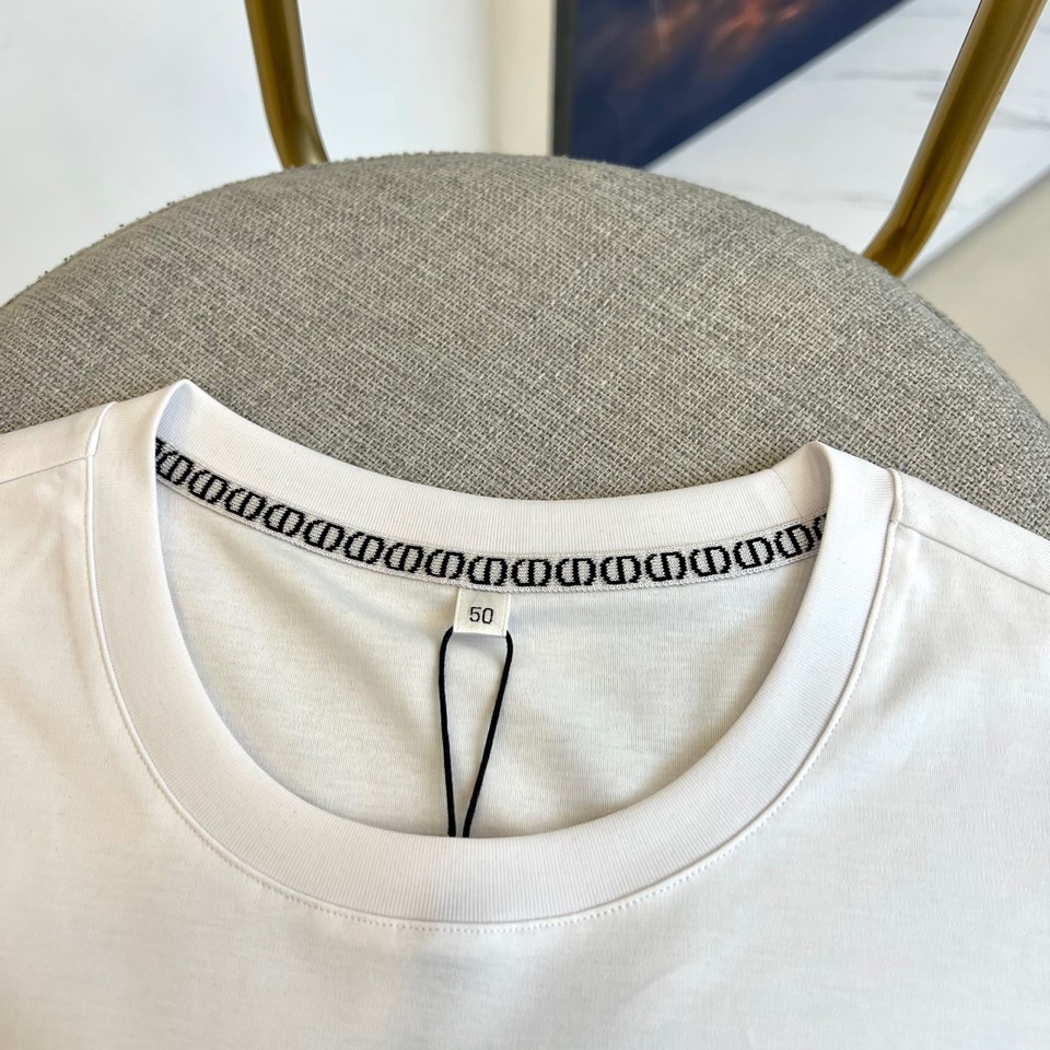 dio迪奥cd家2024春夏新款字母刺绣圆领短袖t恤年春夏最新精品短袖依然突出品牌的招牌元素通过精致的印