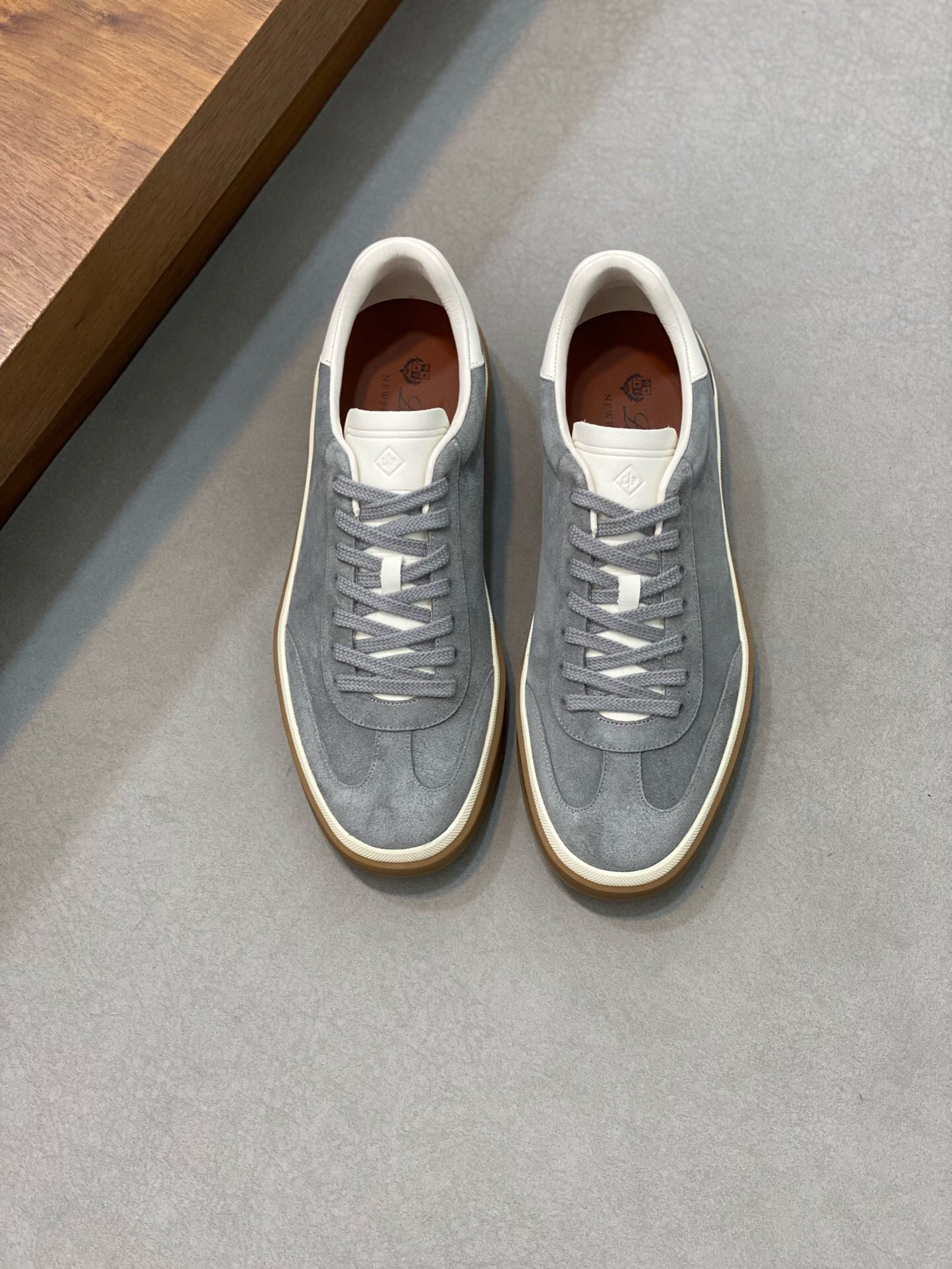 NO:218115,Brand Loro Piana color original color matching code number 39-46 customized 38.47 price Material Nouo Pianya autumn hot product shipped!  The window style LoroPiana mesh cowhide casual sports men's shoes This casual shoe is knitted with Wind fiber, presenting a unique three-dimensional effect. The unique style is slightly narrowed in the middle and is embellished with Naba Leather. The light rubber sole and edge studs enhance grip and stability. The functional details of the shoe are full of modern aesthetics. The upper uses hot melt edge sealing process. The light technical material of the Kummel color rubber outsole is inlaid with cushioning pads on the inner side of the sole, which makes the weight distribution more even and reduces the load during travel. The leather eyelets are directly placed on the upper fixed to the sole to ensure stability. The rear is equipped with cushioning pads to enhance the comfort of wearing. LP casual shoes, loro piana, loro piana, cowhide19860909品牌Loro Piana 颜色原版配色 码数39-46定做38.47 价格 材质诺悠翩雅秋季爆款出货！橱窗款LoroPiana网面牛皮休闲运动男鞋 这款休闲鞋采用Wind纤维针织而成,呈现出别致的立体效果,独特的版型在中段轻微变窄,并以纳巴革细节点缀.轻盈橡胶鞋底和边缘的鞋钉增强抓地力和稳定性,充满现代美感的功能细节设计为鞋子平添了运动风格.鞋面使用热熔封边工艺 Kummel色橡胶外底的轻盈技术材料鞋底内侧镶嵌着缓冲垫,让重量分配更平均,减轻行进间的负荷 皮革鞋眼直接设于固定在鞋底的鞋面上,以确保稳定性 后部搭配缓冲垫,以提升穿着舒适感,LP休闲鞋,loro piana,loro piana,cowhide,Men's shoes