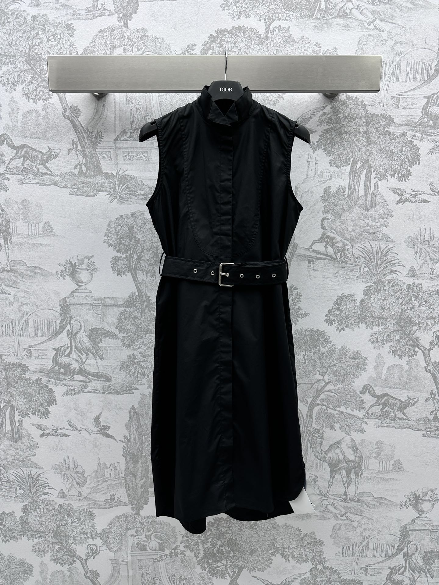 NO:696614,Dio*'s new arrival sleeveless belted shirt dress is made of YB imported twill cotton material. It adopts the no-iron process and presents a crisp texture. It is decorated with classic CD bee embroidery patterns. It is simple and advanced. The pleated triangle design on the neckline is exquisite and elegant. The waistband is adjustable and decorated. Sleeveless wide-brim tailoring. The development of surface accessories. Pleated and slim fit. Simple and unattractive. Precise length makes the skirt diversified. The skirt can be worn outside. Recommended versatile items. The upper body is elegant and elegant.  24 early spring new products high version 2 colors, dior, skirts,19860909Dio*新品上架无袖腰带衬衣裙定制YB进口斜纹全棉材质 沿用免烫工艺 呈现挺括质感 饰以经典CD蜜蜂刺绣图案 简约又高级 领口压褶三角设计 上身精致优雅 本布腰带调节装饰 无袖宽边剪裁 面辅料开发 压褶修身版型 简约不挑人 精准长度 让裙子穿搭多元化 可裙子可外搭 推荐入的百搭单品 上身优雅气质 24早春新品   高版本2色,,dior,skirts,,Women's clothing