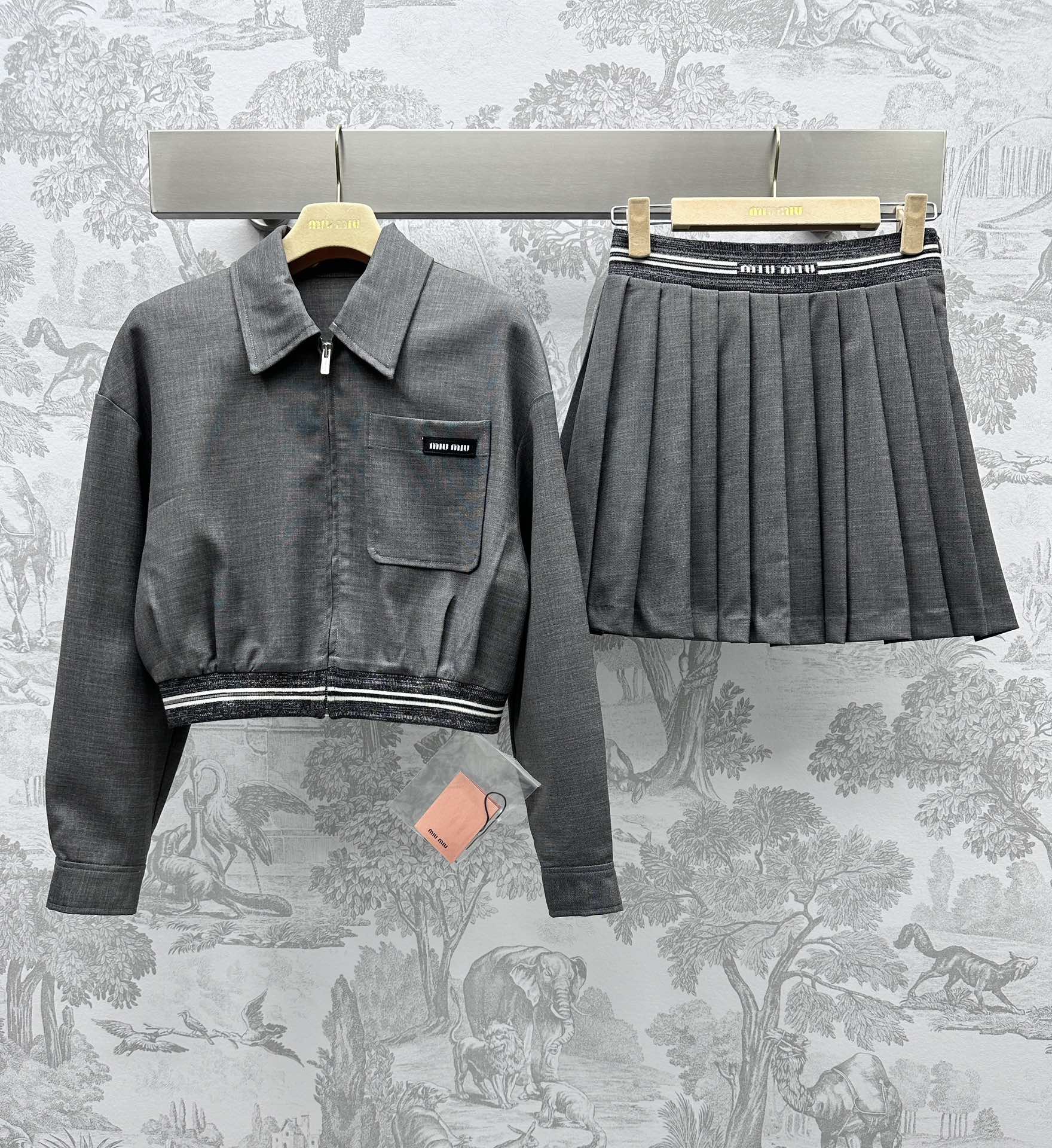 NO:696604,Miumi* new product launch casual jacket pleated skirt suit customized YB imported material Short jacket jacket high-waisted pleated skirt suit A set of upper body fashionable college style Very good casual age reduction effect Fabric and accessories development Classic jacket style coat Letter logo decoration on the chest pocket Low-key and fashionable The overall brand tone is very prominent High-waisted pleated skirt with letter web An artifact for reducing age The suit is effortless to match Classic fashionable style It can be a very versatile item when separated to meet a variety of different combinations  High version,,miumiu,skirts,jackets & coats,jackets & coats,19860909Miumi*新品上架休闲夹克百褶裙套装定制YB进口材质 短款夹克外套高腰百褶半裙套装 一套上身时髦学院风 休闲减龄效果非常好 面辅料开发 经典夹克版型外套 胸前口袋字母小标装饰 低调时髦 整体品牌调性很凸显 高腰字母织带百褶裙 减龄神器 套装不费力搭配 经典时髦款 分开都会是很百搭的单品 满足多种不同搭配 高版本,,miumiu,skirts,jackets & coats,jackets & coats,,Women's clothing