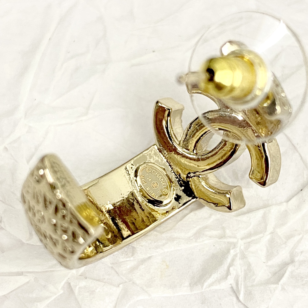 编码E2545 🛍香奈儿耳钉热销款🔥爆上新🆕🆕🆕一致专柜🆕，专柜同步😎CHAN 23 金属字母双c耳圈🤑