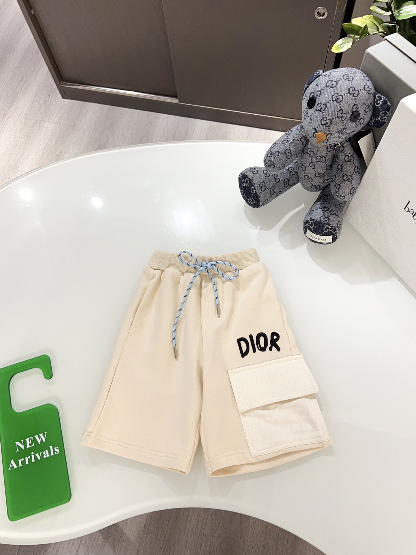 Pantalones cortos personalizados originales, confeccionados cuidadosamente en tejido de algodón color beige, con bolsil…