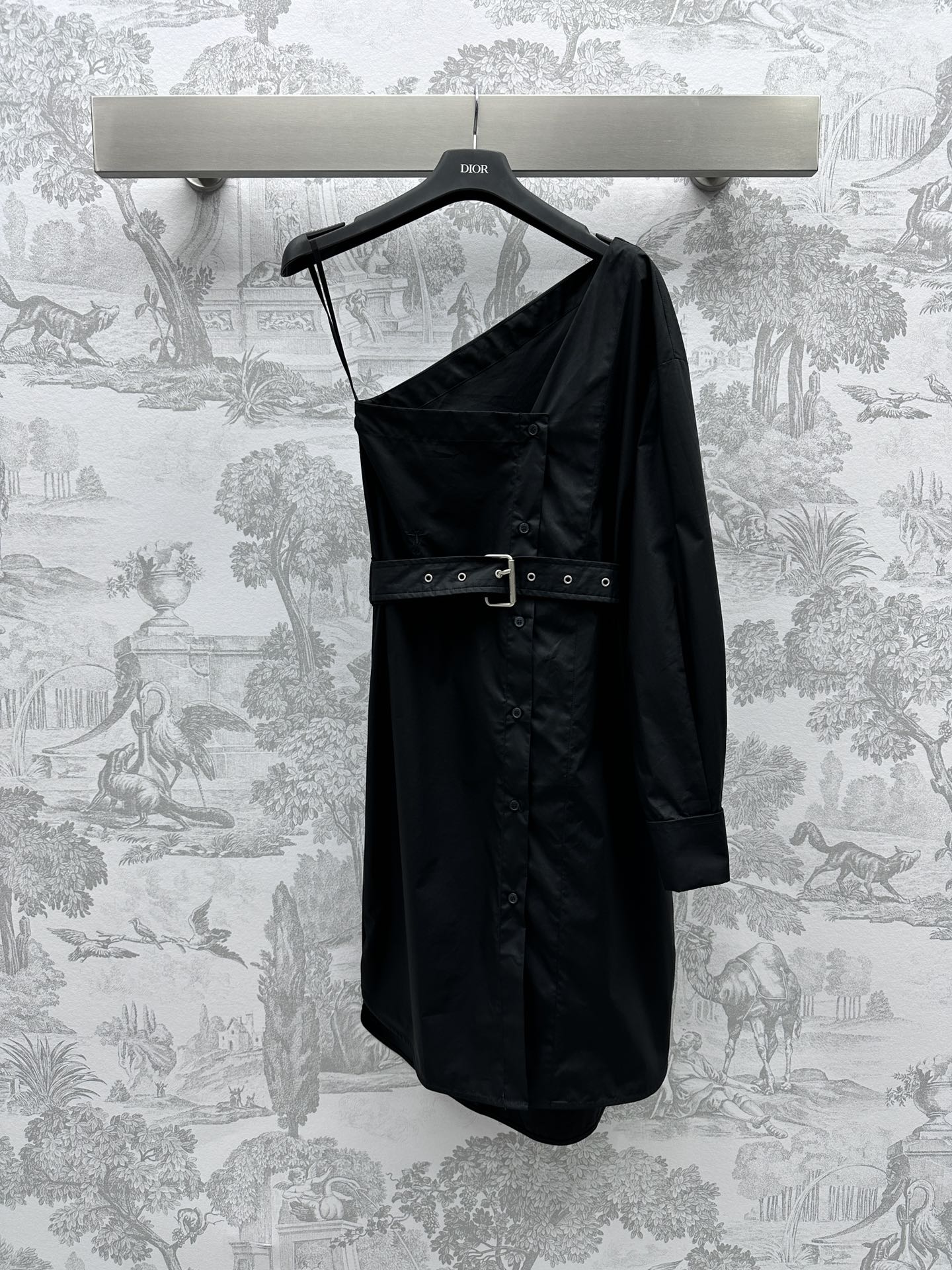 NO:696615,Dio* new product launches one-shoulder belt shirt dress made of YB imported twill cotton material. It adopts the no-iron process and presents a crisp texture. It is decorated with classic CD bee embroidery pattern. It is simple and advanced. The neckline has a sloping shoulder and one-sided design. The upper body is exquisite and elegant. The fabric belt adjusts and decorates. The development of surface accessories. Slim-fitting version. Simple and not picky. Precise length makes the skirt diversified. Recommended versatile items. Elegant temperament on the upper body. 24 early spring new products.  High version 2 colors,,dior,skirts,19860909Dio*新品上架单肩腰带衬衣裙定制YB进口斜纹全棉材质 沿用免烫工艺 呈现挺括质感 饰以经典CD蜜蜂刺绣图案 简约又高级 领口斜肩单边设计 上身精致优雅 本布腰带调节装饰 面辅料开发 修身版型 简约不挑人 精准长度 让裙子穿搭多元化 推荐入的百搭单品 上身优雅气质 24早春新品   高版本2色,,dior,skirts,,Women's clothing