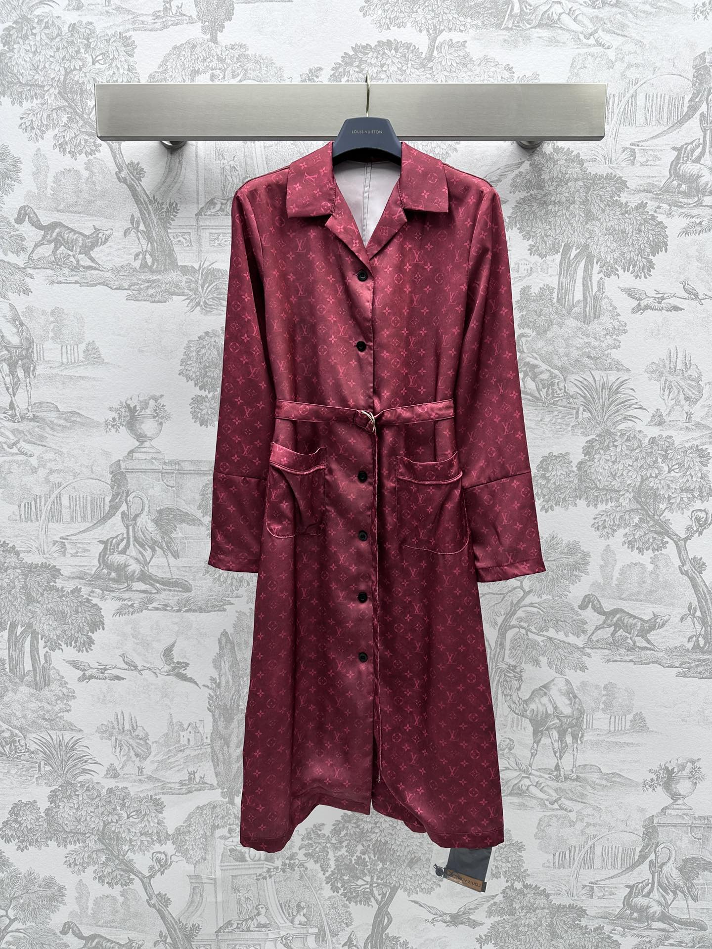 NO:696608,Louis Vuitto* new products are on the shelves. Customized YB imported twill thick material with gradient presbyopic belt. Comfortable texture. Not easy to snag. Dark and light gradient all-over presbyopia pattern. Relaxed and fashionable. Fabric accessories development. Long nightgown design. Daily can be used as a jacket. Wear with vest shorts. Slim and versatile. The fabric belt can be adjusted and decorated. The upper body has a high-end temperament. It is suitable for going out and at home. High version 2 colors, Louis Vuitton, shorts, jackets & coats,19860909Louis Vuitto*新品上架渐变老花腰带睡袍定制YB进口斜纹稠材质 质感舒适 不易抽丝 深浅渐变满印老花图案 松弛而时髦 面辅料开发 长款睡袍设计 日常可当外套 内搭背心短裤 显瘦百搭 本布腰带调节装饰 上身高级气质 外出家居都  高版本2色,,louis vuitton,shorts,jackets & coats,,Women's clothing