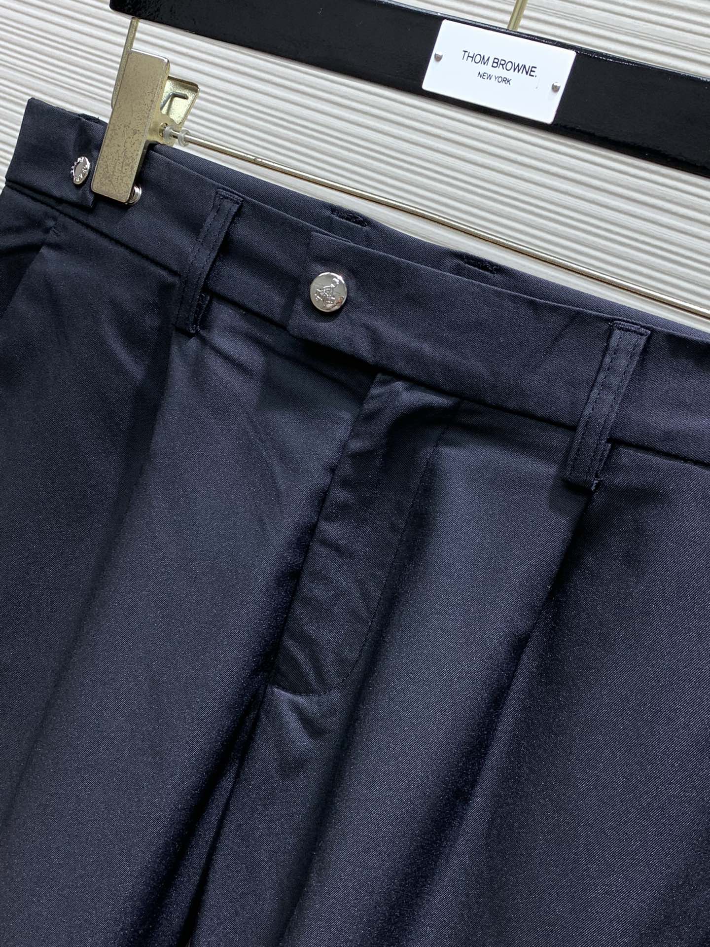 PRADA普拉达2024春季最新品专柜同步有售时尚休闲裤进口原版面料做工极为复杂唯一可以做代购级别的渠道