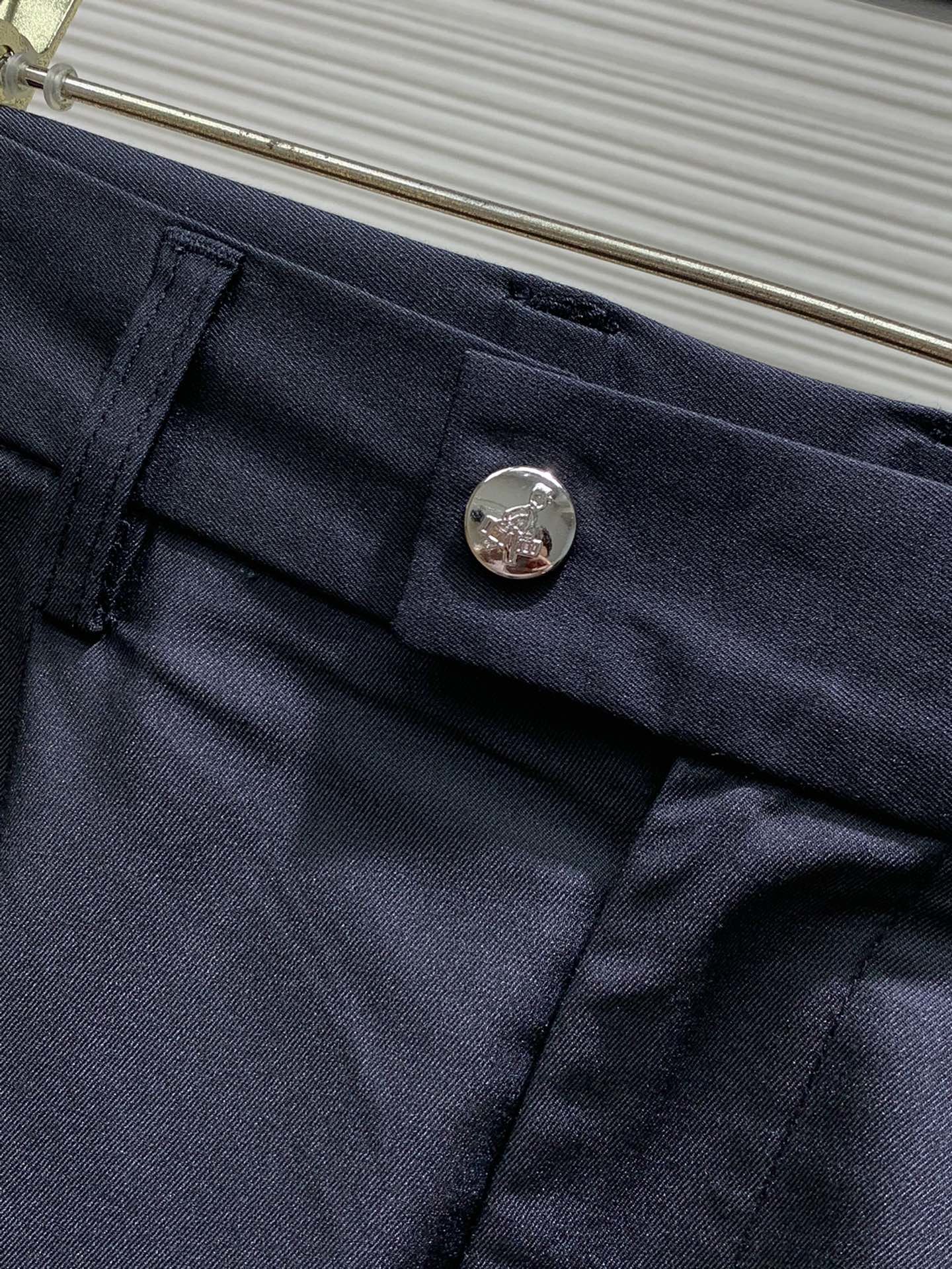 PRADA普拉达2024春季最新品专柜同步有售时尚休闲裤进口原版面料做工极为复杂唯一可以做代购级别的渠道