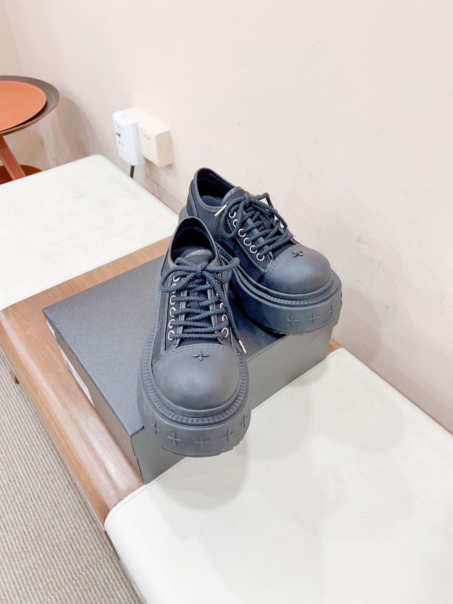 NO:786984,Certified * Chaizi Le's latest popular cross-flower thick-soled casual and versatile minimalist national trend. The new work inherits many popular elements of the brand and is bound to be a hit - canvas casual shoes. Super cool and dark and versatile. Made of high-density breathable cowhide canvas. It is equipped with a comfortable thick sole of moderate height. The details also ensure that the wearer is secure and not easy to shift. The fabric is originally imported and customized high-density canvas fabric. The lining is imported breathable canvas material.  Original open molded cross-shaped rubber outsole, sole thickness 7.5CM 35-39 (customized for 40), extremely cost-effective, no bargaining., platform shoes, cowhide19860909已认证  *矮子乐 最新火爆款十字花 厚底 休闲 百搭的极简风国潮,新作继承了诸多品牌制胜的流行元素,势必大热—帆布休闲鞋 超级酷 黑暗百搭风 采用高密度透气牛皮 帆布而成,配有高度适中的舒适厚底,细节还确保穿着稳妥不易移位 面料原版进口定制高密度帆布面料  内里进口透气帆布材质  鞋底原版开模十字花成型橡胶大底 底厚7.5CM 35-39（40定做）  极致性价比,不议价.,松糕鞋,cowhide,Women's Shoes