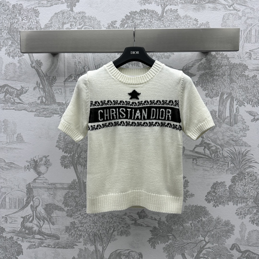 NO:696612,Dio*'s new arrival wool knitted short-sleeved tops are made of imported YB wool. The letter crochet pattern is used. The star pattern is embellished. The sleeves and hem are edged to add comfort. Custom dyed wool yarn weaving. The texture is soft and comfortable. Surface accessories development. Conventional round neck short-sleeved tailoring. The upper body is exquisite and fashionable. It can be worn inside or outside. High version 2 colors, dior, T-shirt,19860909Dio*新品上架羊毛针织短袖上衣定制YB进口羊毛材质 沿用字母钩花图案 星星图案点缀 手袖与下摆收边设计 增添了穿搭舒适性 定制定染羊毛纱线织造 质感软糯舒适 面辅料开发 常规圆领短袖剪裁 上身精致时髦 内穿外搭都 高版本2色,,dior,T-shirt,,Women's clothing