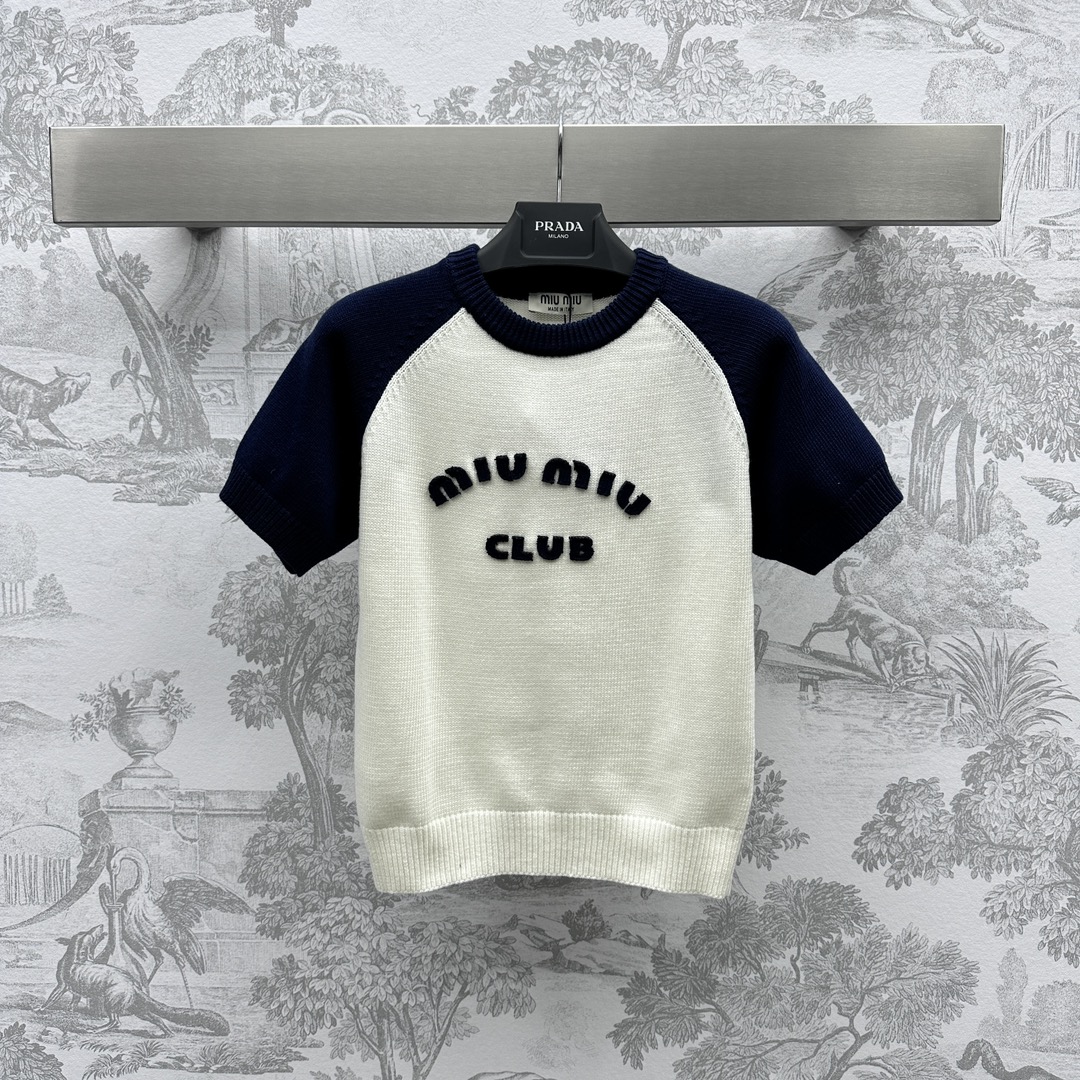 NO:696605,Miumi* new arrivals round neck short-sleeved knit top made of imported YB wool. Round neck crocheted letter sweater. Simple and stylish. The body is decorated with contrasting sleeves. The letter crochet pattern decoration brightens the whole. Classic and high-end fashionable. Development of surface accessories. Regular fit tailoring. You can't go wrong with loose or slim skirts. Personalized fashionable sweater. A must-have for autumn and winter. High-end fashion sense can be achieved in minutes. Three colors are available. Can be purchased according to demand.  High version 3 colors, skirts, sweaters, T-shirt,19860909Miumi*新品上架圆领短袖针织上衣定制YB进口羊毛材质 圆领钩花字母毛衣 简约洋气 大身饰以手袖撞色 字母钩花图案装饰点亮整体 经典高级显时髦 面辅料开发 常规版型剪裁 搭配宽松或者修身裙裤都不会出错 个性时髦款毛衣 秋冬必备 高级时髦感分分钟拿捏 三色可选 可根据需求购入  高版本3色,,skirts,sweaters,T-shirt,,Women's clothing