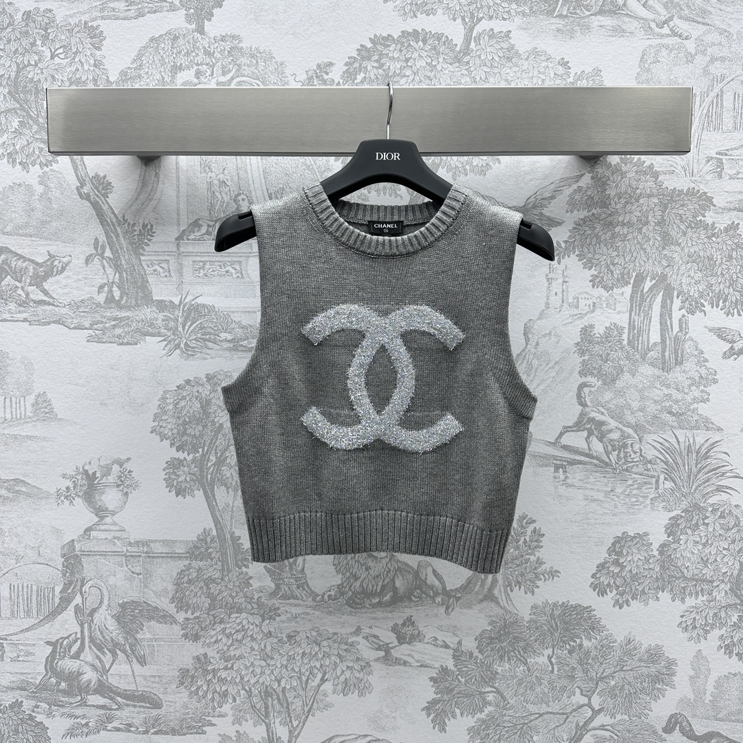 NO:696602,Chane*'s new product is on the shelves. The silver thread double C knitted vest is made of YB imported wool. The chest is decorated with silver thread embroidery to outline the brand logo pattern decoration. It is full of atmosphere. It can be worn both inside and outside. Simple and high-end. Surface and accessories development. Round neck slim short vest cut. The upper body looks slim and fashionable. High version,,chanel,19860909Chane*新品上架银线双C针织背心定制YB进口羊毛材质 胸前饰以银线刺绣勾勒出品牌Logo图案装饰 氛围感满满 内搭外穿都很 简约又高级 面辅料开发 圆领修身短款背心剪裁 上身显瘦时髦洋气  高版本,,chanel,,Women's clothing