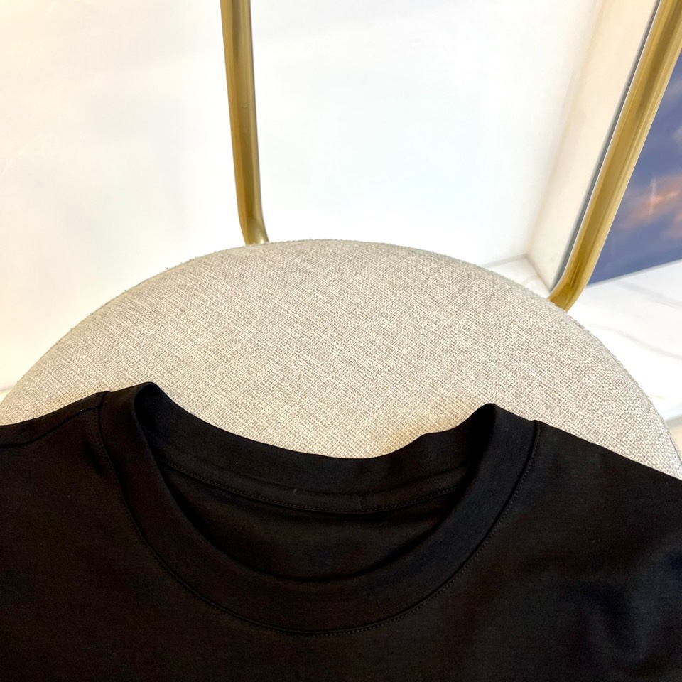 fendi芬迪24春夏新品短袖t恤可以单穿也可以里面再打个底一件穿四季是没问题的原厂出来的休闲的经典极简