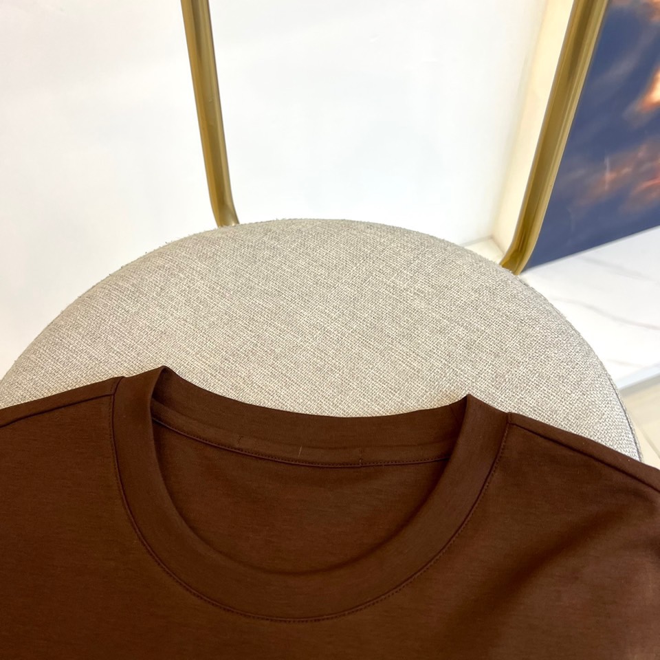 fendi芬迪24春夏新品短袖t恤可以单穿也可以里面再打个底一件穿四季是没问题的原厂出来的休闲的经典极简