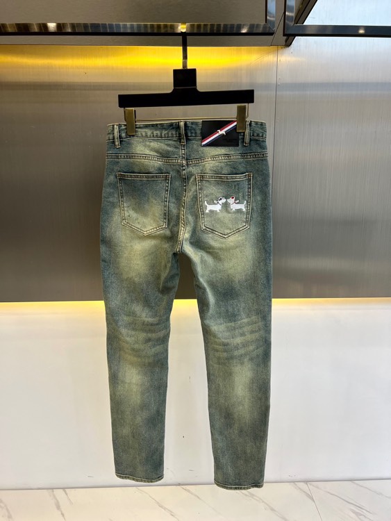 tb汤姆布朗24wf新品牛仔裤直筒版型通常衣橱里还是以基本款为主的简简单单的搭配让你轻松拥有有型和时髦这