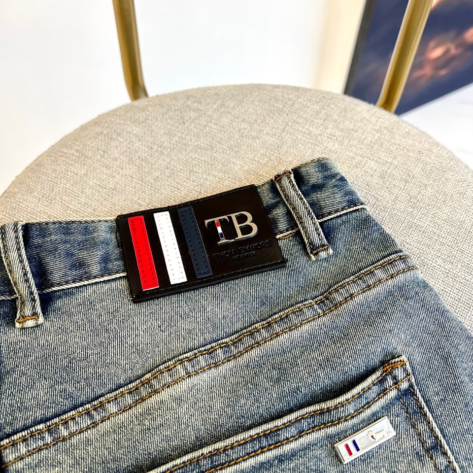 tb汤姆布朗24wf新品牛仔裤直筒版型通常衣橱里还是以基本款为主的简简单单的搭配让你轻松拥有有型和时髦这