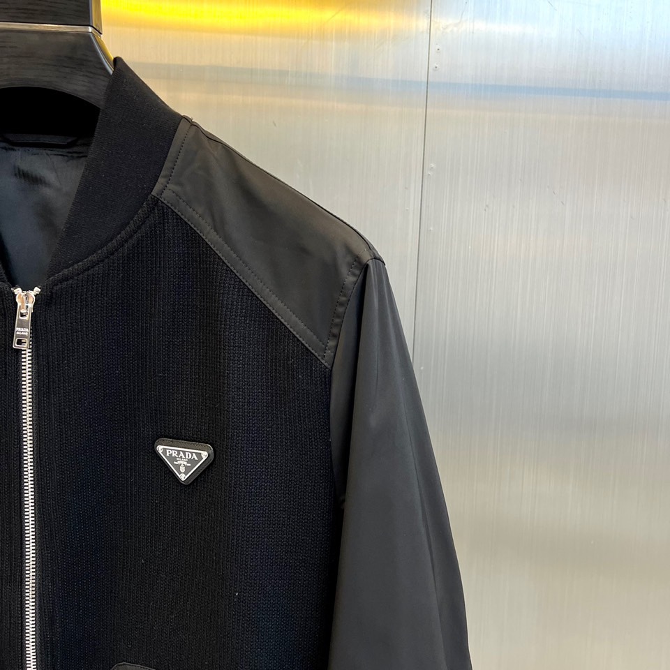 Prad普拉24s早春新品！官网同步发售夹克外套！这款夹克采用re-nylon再生尼龙打造创新材质廓形线