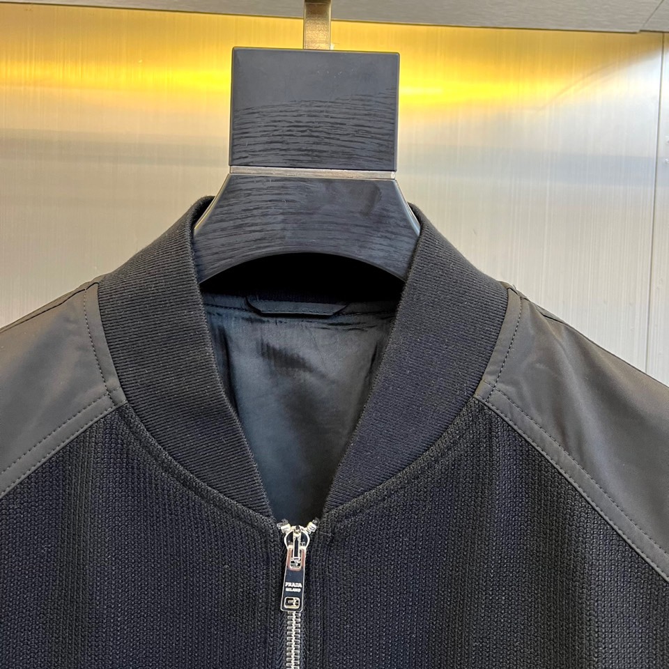 Prad普拉24s早春新品！官网同步发售夹克外套！这款夹克采用re-nylon再生尼龙打造创新材质廓形线