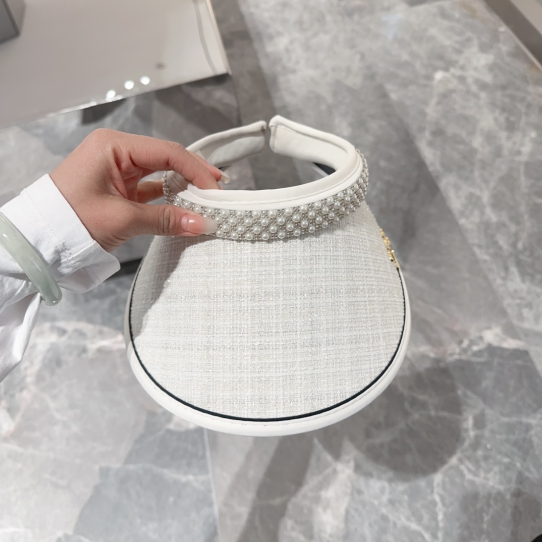 NO:196793,Celin*'s latest sun-visual ceiling hat, the hat shape is really amazing, a highly recommended one, simple and versatile, hair tied with a half-high ponytail, the feeling of a vibrant girl is coming out soon, flat and tucked girl's gossip, love, I believe this summer, the most used hat, fisherman's hat, baseball hat, knitted hat, hat, celine, espadrilles, hats19860909Celin*最新遮阳空顶帽 帽型真的绝绝子 强烈推荐的一款 简单百搭 头发扎个半高马尾 元气少女的感觉马上出来了 扁塌透妹子福音 爱住我相信今年夏天肯定使用率最高的一款帽子渔夫帽棒球帽针织帽,帽子,celine,espadrilles,hats,hat