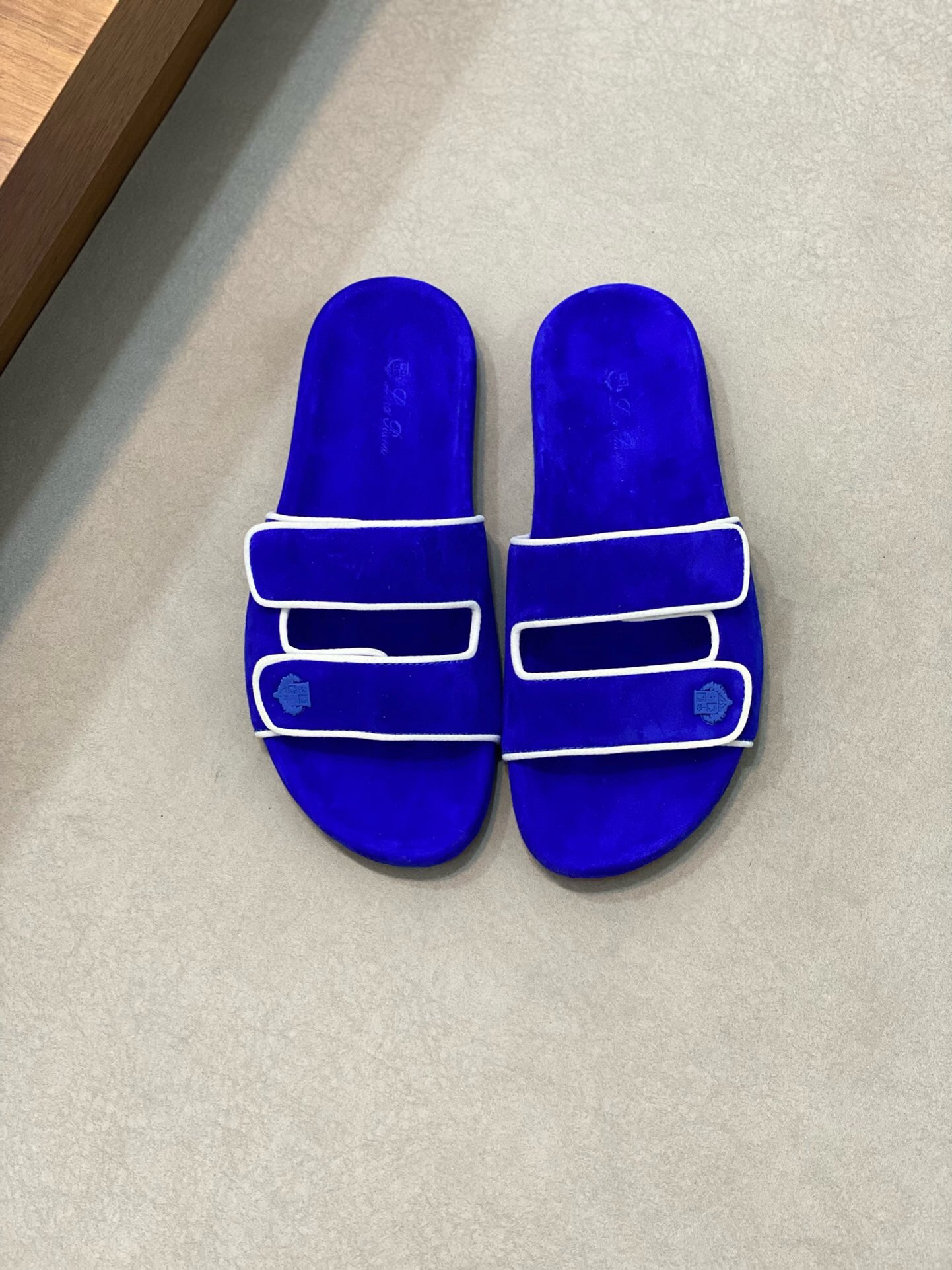 NO:216909,Brand Loro Piana color original color matching code number 39-45 standard code price material Nouo Pianya summer hot product shipped!  LP men's casual sandals The upper of this sandal is made of Italian Gaomerro Yangjing frosted leather, presenting a unique three-dimensional effect. The mid-layer foot is the original 1:1 replica private model. The three-dimensional and skin-friendly feel are very comfortable. The foot is extremely comfortable., LP casual shoes, loro piana, loro piana, sandals, slippers, sheep19860909品牌Loro Piana 颜色原版配色 码数39-45标准码 价格 材质诺悠翩雅夏季爆款出货！LP男士休闲凉拖鞋 此款凉鞋 鞋面采用意大利高丝光羊京磨砂皮,呈现出别致的立体效果,中层脚掌为原版1:1复刻私模 立体感和亲肤感十足 上脚极度舒适.,LP休闲鞋,loro piana,loro piana,sandals,slippers,sheep,Men's shoes