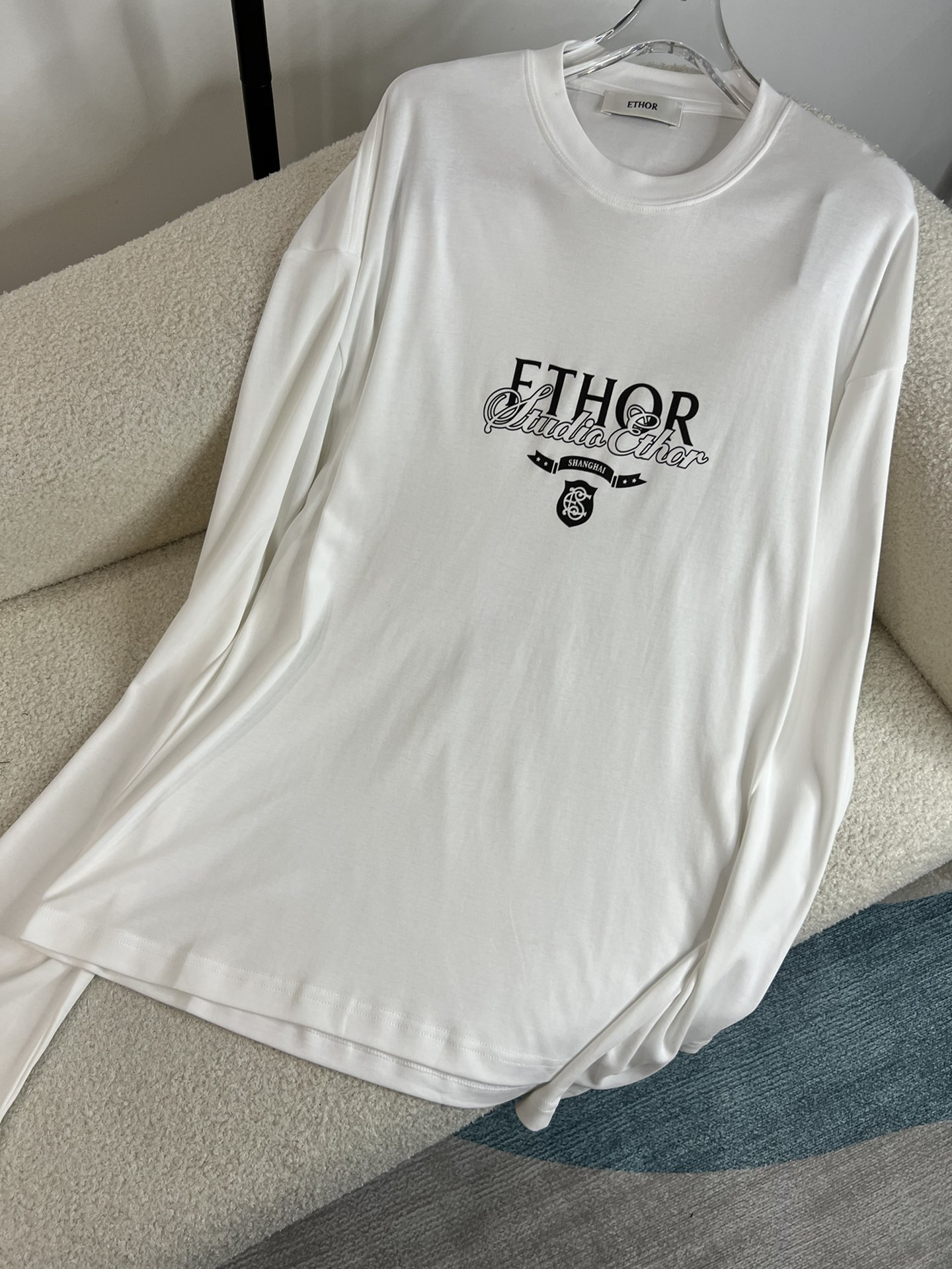 新款⬆️pyzdsq！Ethor2024早春新款长款T恤，棉质面料亲肤，日常简单舒服的穿搭风格，宽松版型包容感OK，解锁慵懒氛围感！三码！