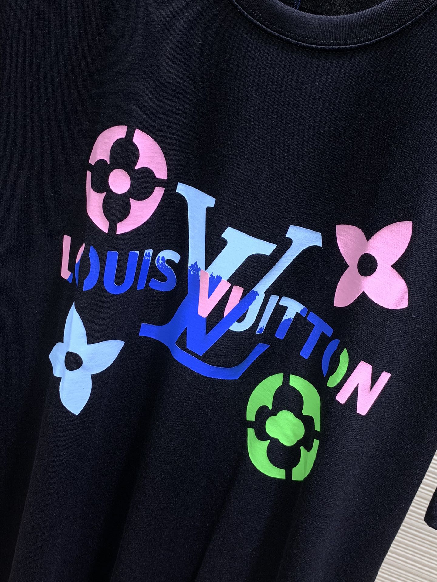 LouisVuitton路易威登2024春夏最新款专柜同步有售原单狠货时尚休闲短袖T恤上身很有特点！吸睛