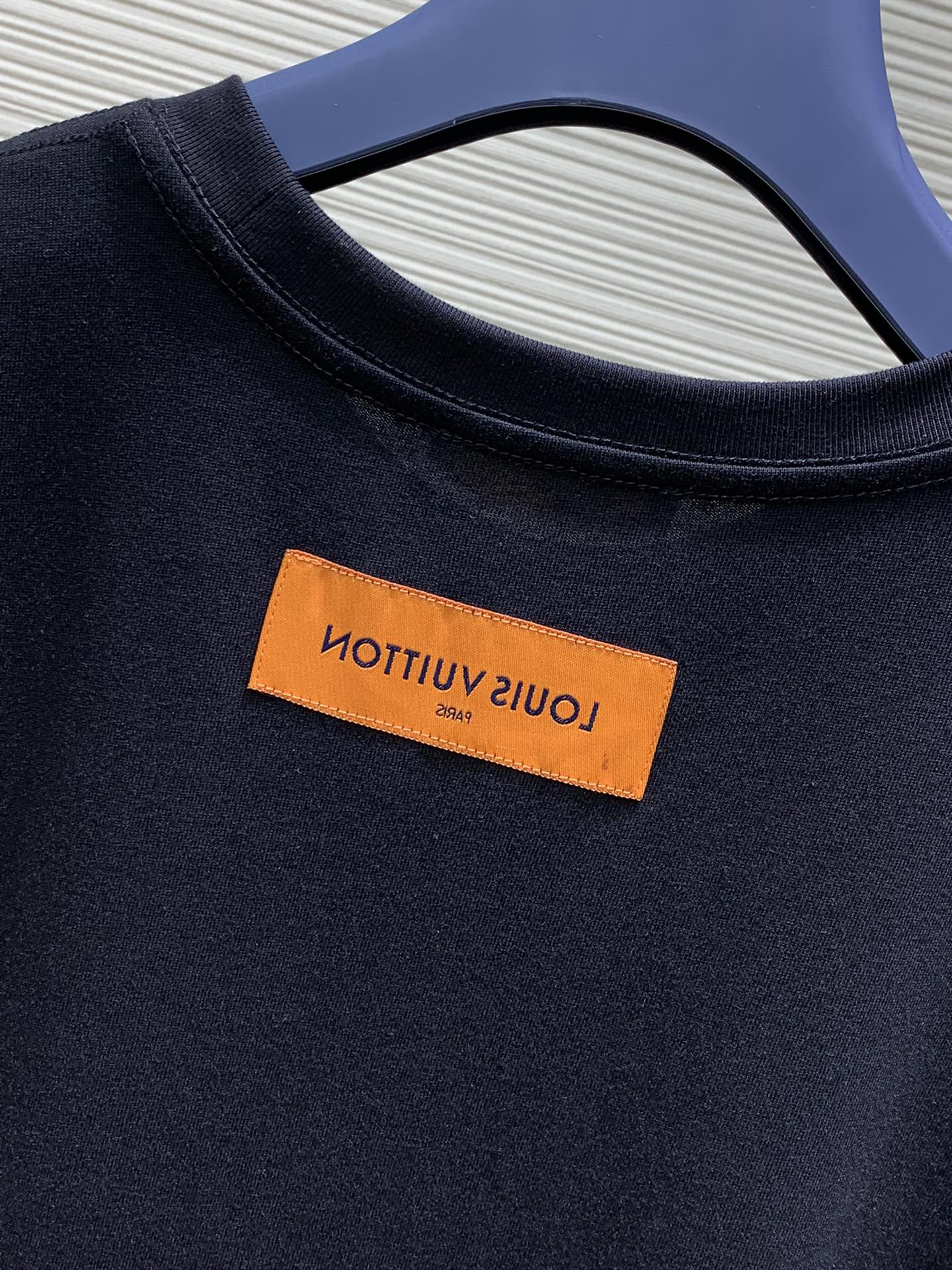 LouisVuitton路易威登2024春夏最新款专柜同步有售原单狠货时尚休闲短袖T恤上身很有特点！吸睛