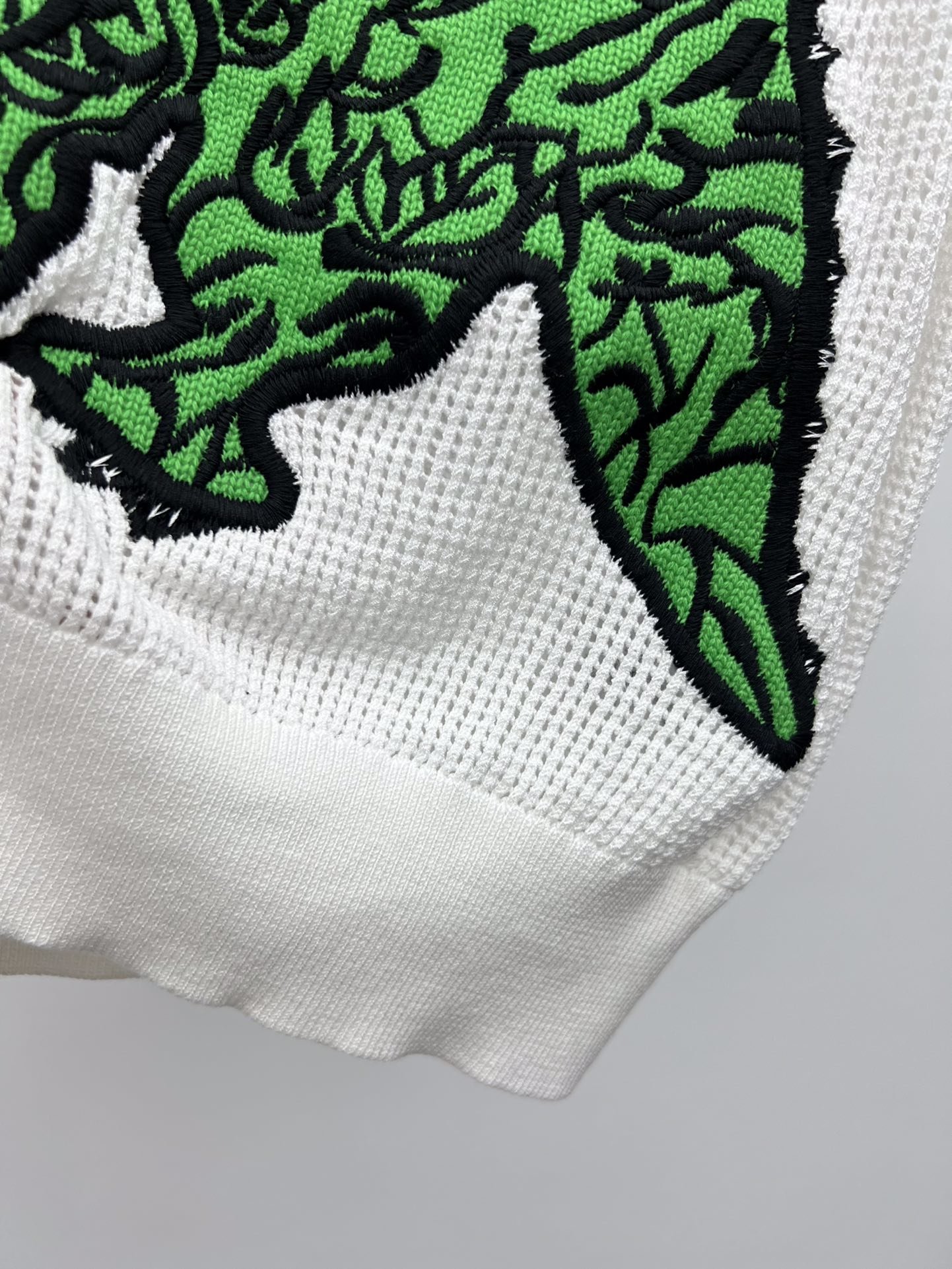 Dio*小绿龙针织短袖这款针织饰以限定系列的神龙图案采用天丝混纺针织面料精心制作饰以经典的圆领剪裁和镂空