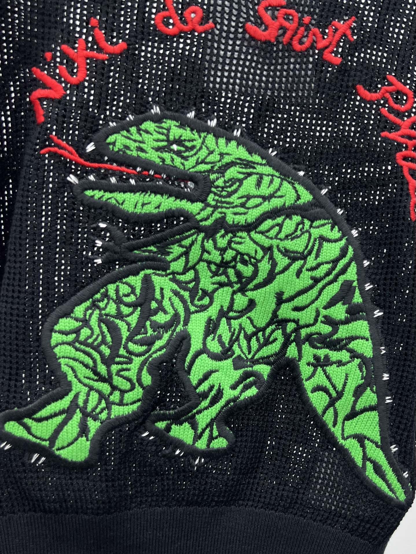 Dio*小绿龙针织短袖这款针织饰以限定系列的神龙图案采用天丝混纺针织面料精心制作饰以经典的圆领剪裁和镂空