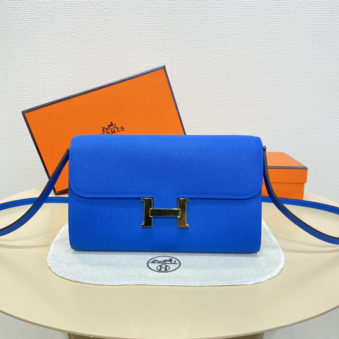 NO:698525,Water demon blue gold buckle Kangkangwoc crossbody bag, esom leather, shoulder strap, 12 card slots, 2 banknote pockets, 1 central zipper coin purse, 1 front pocket, 1 back pocket. Size 20.5*13*2cm (length, width and height), Hermes, hermes, wallets, satchels, crossbody bags, Hermes,19860909水妖蓝金扣 康康woc斜挎包,esom皮,有肩带,12个卡槽,2个钞票口袋,1个中央拉链零钱包,1个前袋,1个后袋. 尺寸20.5*13*2cm（长宽高）,爱马仕,hermes,wallets,satchels,crossbody bags,Hermes,,Bag