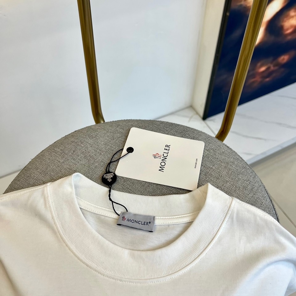 moncler蒙口24s男士跑步标识棉质圆领趣味签名短袖t恤这款修身版型t恤采用棉质平纹针织面料制成是男