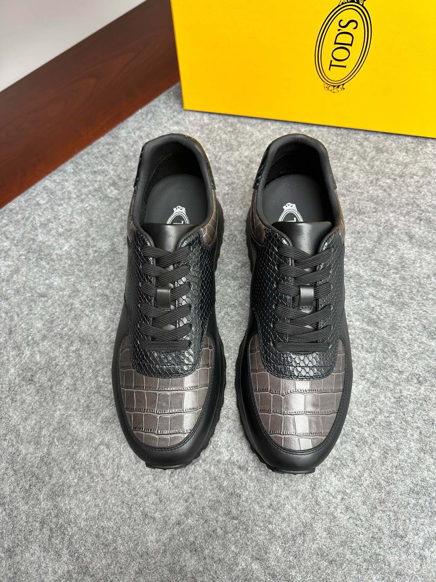 NO:216753,Brand TOD'S color original color matching Number of 38-44 standard size Price Material Todds men's new style casual shoes Original single quality, first layer cowhide splicing, breathable Comfort Cowhide inner cowhide foot pads, extremely strong leather texture original outsole Comfortable footwear Lightweight, TOD'S casual shoes, Tod's, cowhide19860909品牌TOD'S 颜色原版配色 码数38-44标准码 价格 材质托德斯男士 新款 休闲鞋 原单品质、采用头层牛皮拼接搭配、透气 舒适 牛皮内里牛皮垫脚、皮质感极强原版大底 上脚舒适 轻便,TOD'S 休闲鞋,Tod's,cowhide,Men's shoes