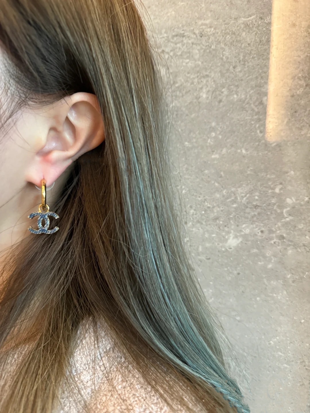编码E2548 🛍香奈儿耳钉热销款🔥爆上新🆕🆕🆕 一致专柜🆕😎CHAN 24 弯钩仿牛仔双c耳钉🤡超赞的