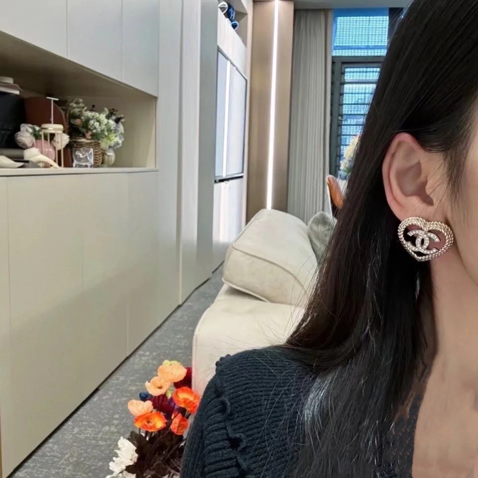 编码E2550 🛍香奈儿耳钉热销🔥爆上新🆕🆕🆕😎CHAN 24 镂空编织爱心耳钉🤩镂空麻纹，经典元素爱心