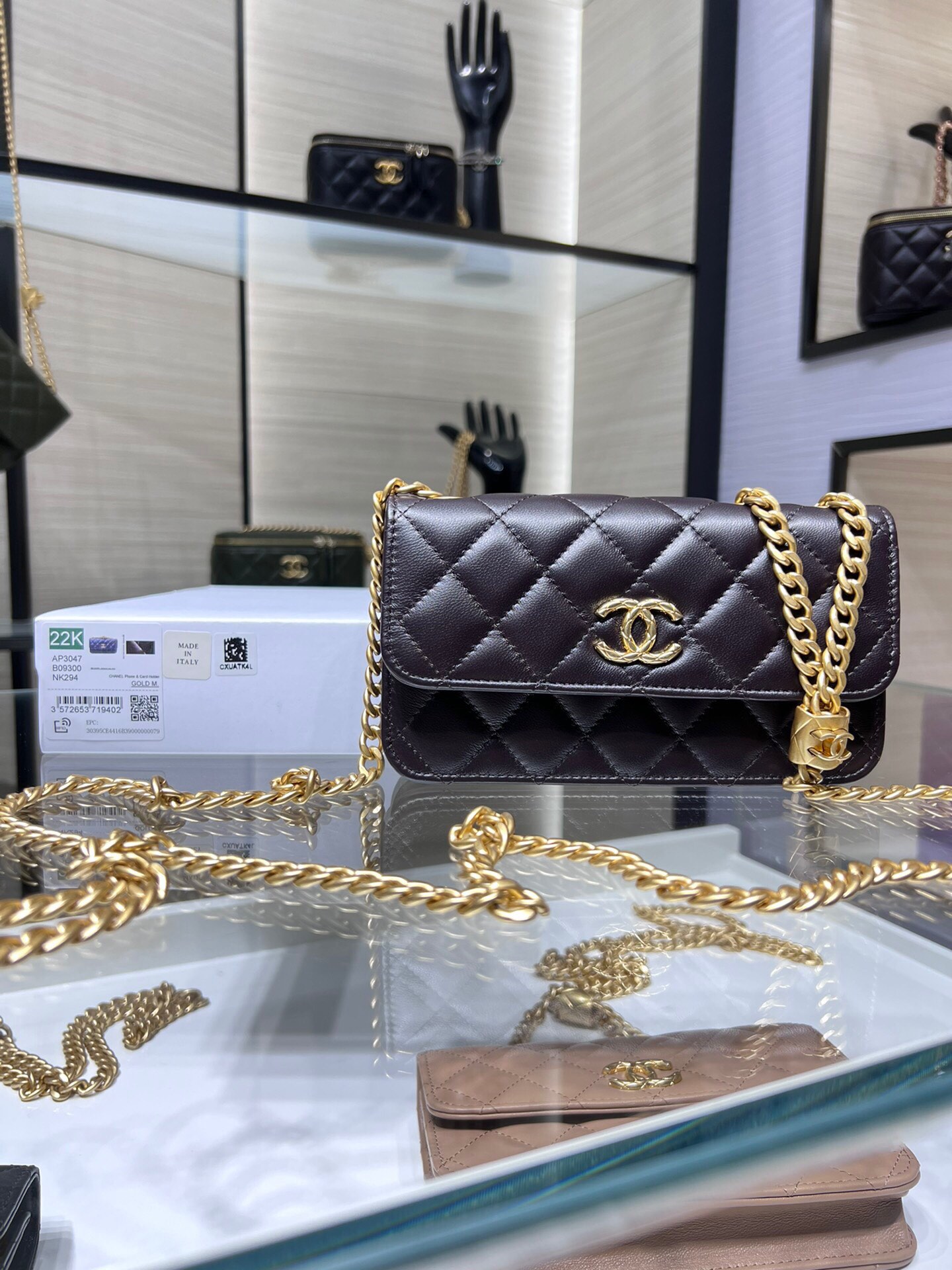 NO:177682,Genuine Ohanel 22K mobile phone bag Small golden ball Most beautiful adjustment buckle Adjustable chain adopts double C embossing craftsmanship logo exquisite and beautiful Size 17X10X3 AY, CHANEL, chanel19860909正品级  Ohanel 22K 手机包 小金球 最美调节扣 可调节链条的 采用双c浮雕工艺logo精致绝美 尺寸17X10X3 AY,CHANEL,chanel,Bag