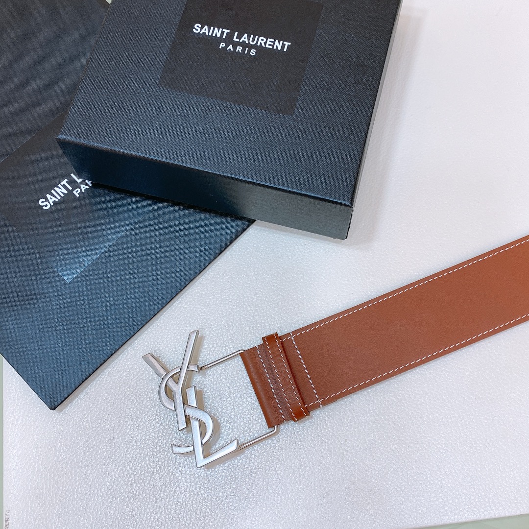 杨树林
SalnT.LAuRENT.PARIS.搭扣腰带. 镌刻圣罗兰 PARIS标志。 复古铜金色金属配件 可调节搭扣开合设计，简单百搭！5.0mm精品 P200