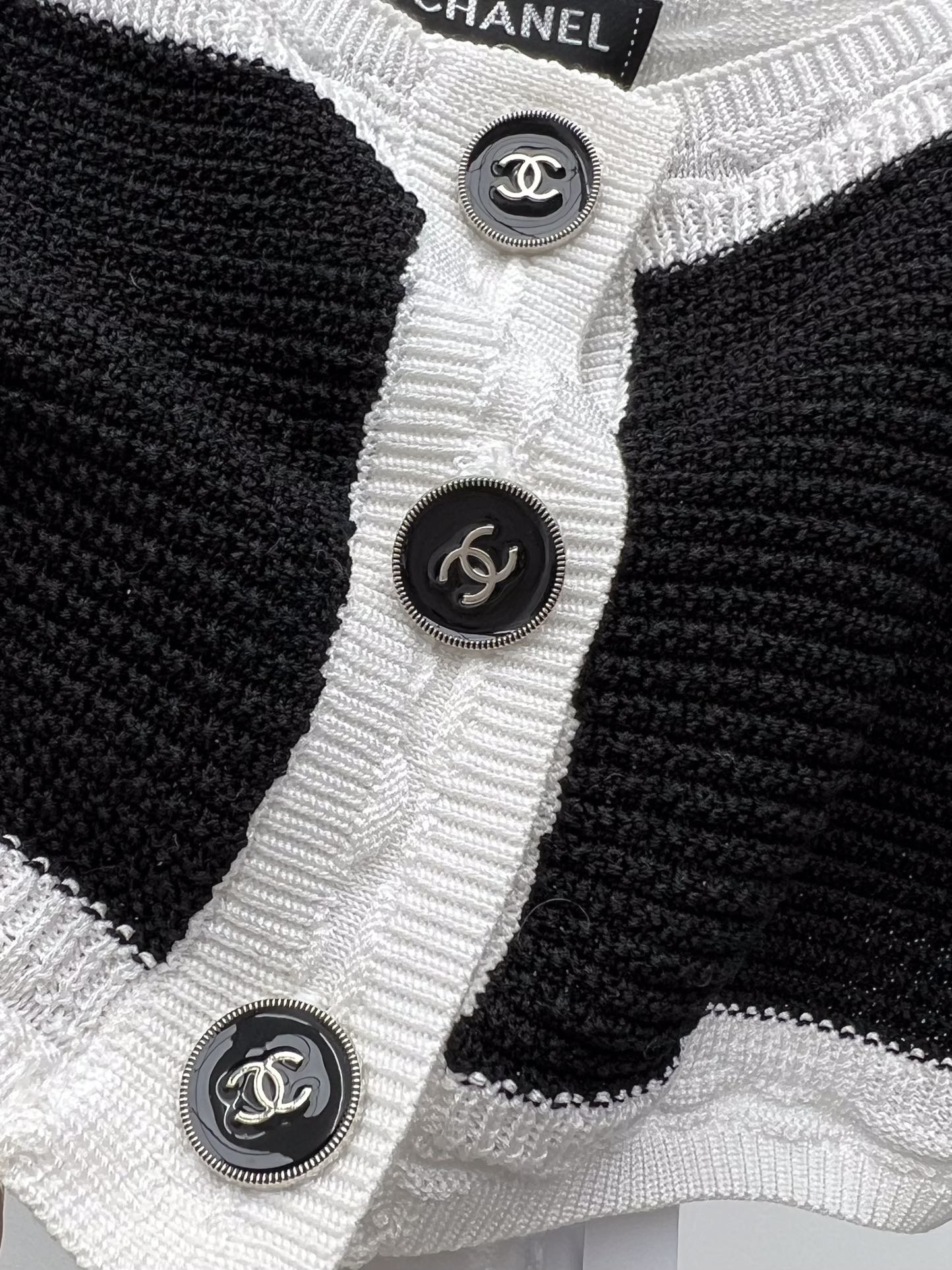 Chane*撞色抹胸吊带背心24P新款选用黑白撞色羊毛纱线打造短款吊带版型三粒扣开合设计经典时髦百搭款闭