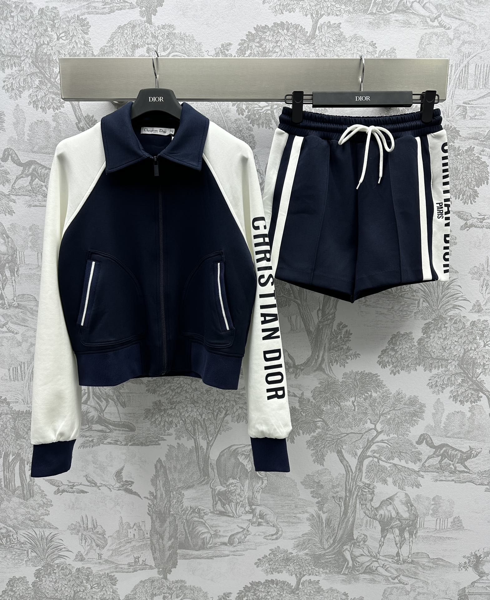 NO:696600,Dio* new product launch lapel jacket and shorts suit customized YB imported twill cotton material Processed to present a mercerized texture Letter webbing drawstring on the back for adjustment and decoration Sleeve letter printing echoes coordinated high-end fabric development Lapel jacket with fashionable shorts Upper body casual and western style High version 2 colors, dior, shorts, jackets & coats,19860909Dio*新品上架翻领夹克短裤套装定制YB进口斜纹棉材质 工艺处理 呈现丝光肌理 后背字母织带抽绳调节装饰 手袖字母印花呼应 协调高级 面辅料开发 翻领夹克搭配时髦短裤 上身休闲洋气  高版本2色,,dior,shorts,jackets & coats,,Women's clothing