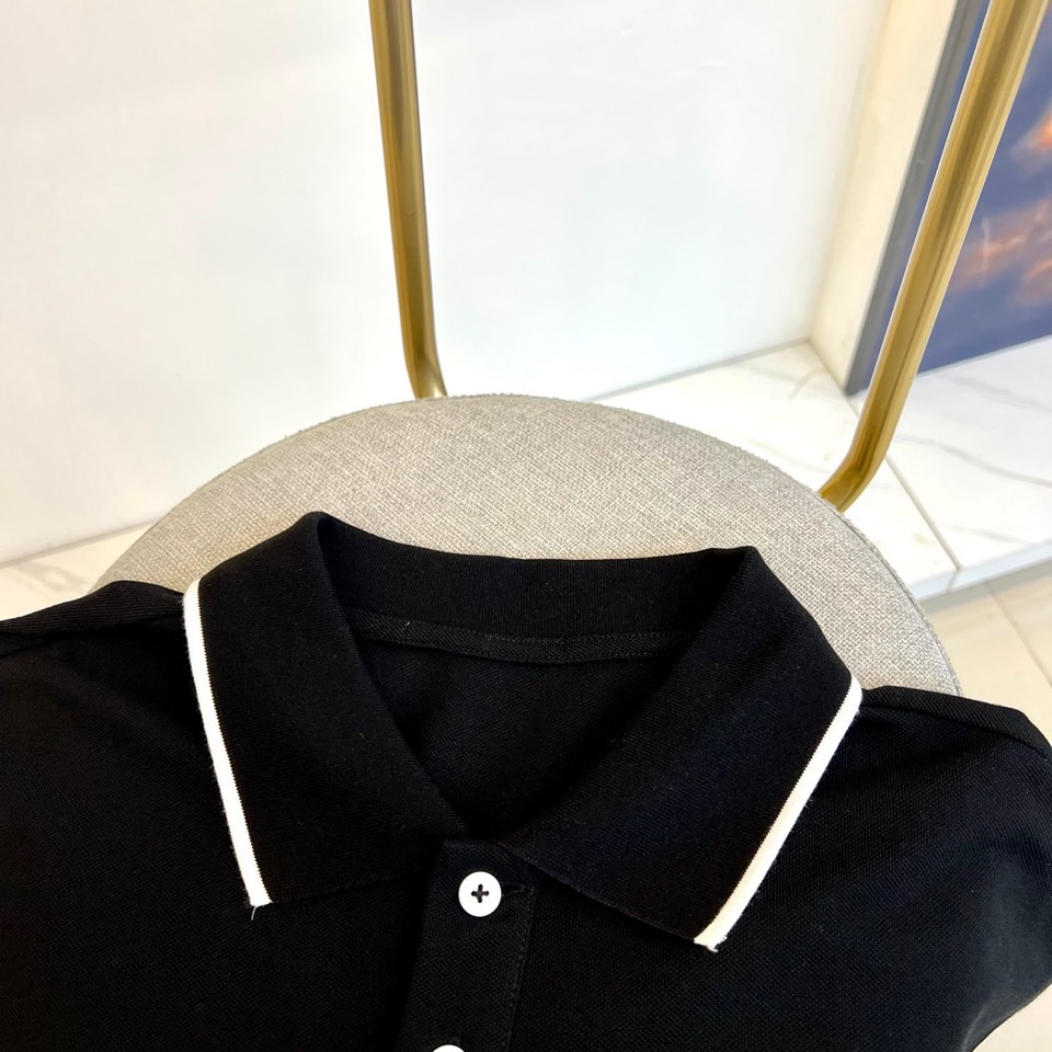 celin塞琳24s春夏新款时尚休闲Polo衫胸前logo采用立体刺绣设计领口门筒位3粒扣彰显独特设计！