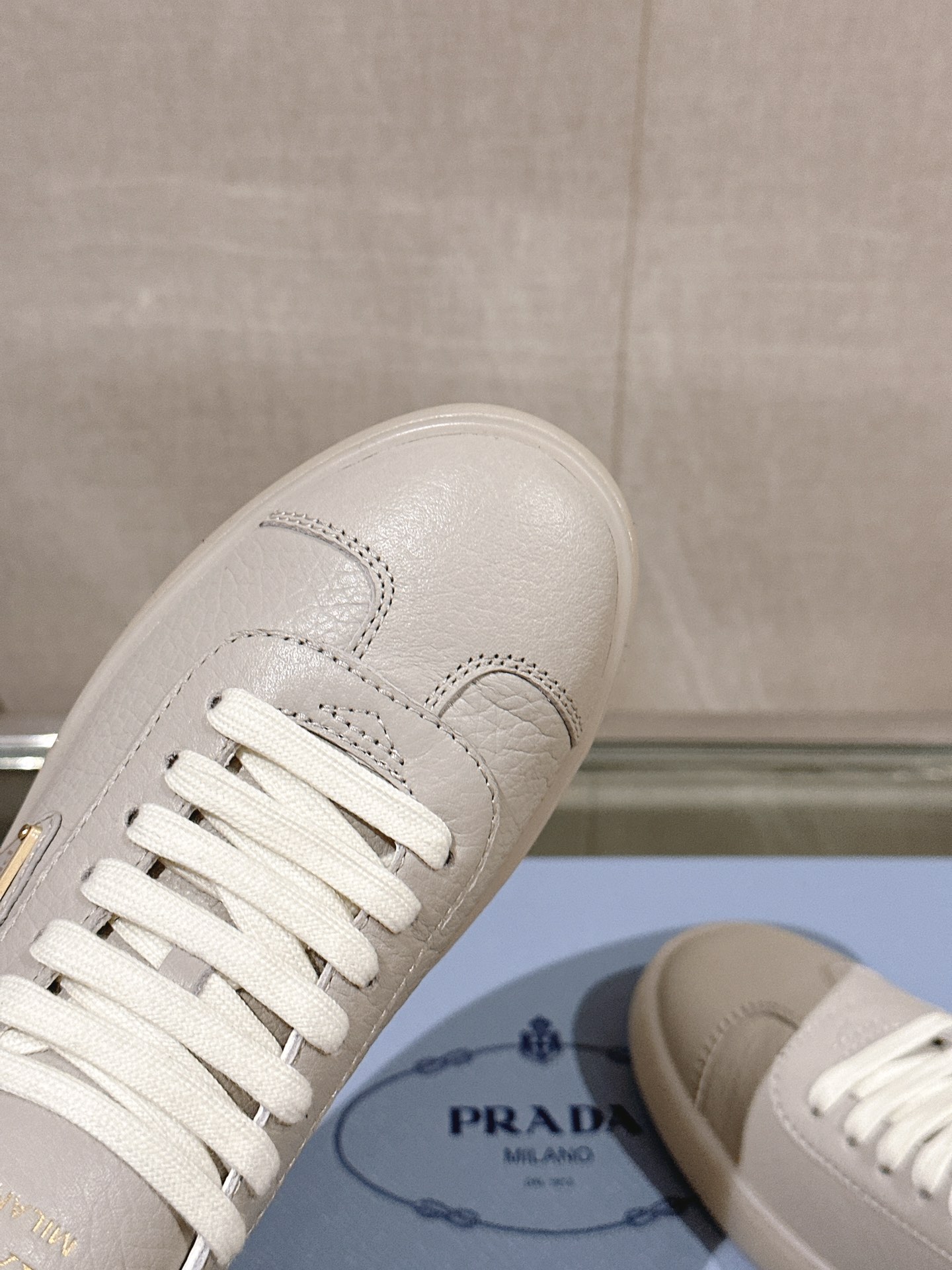 -24Ss新款Prad*低帮系带休闲运动鞋这款皮革运动鞋时尚简洁展现出极简风格和运动个性的充分融合搭配经