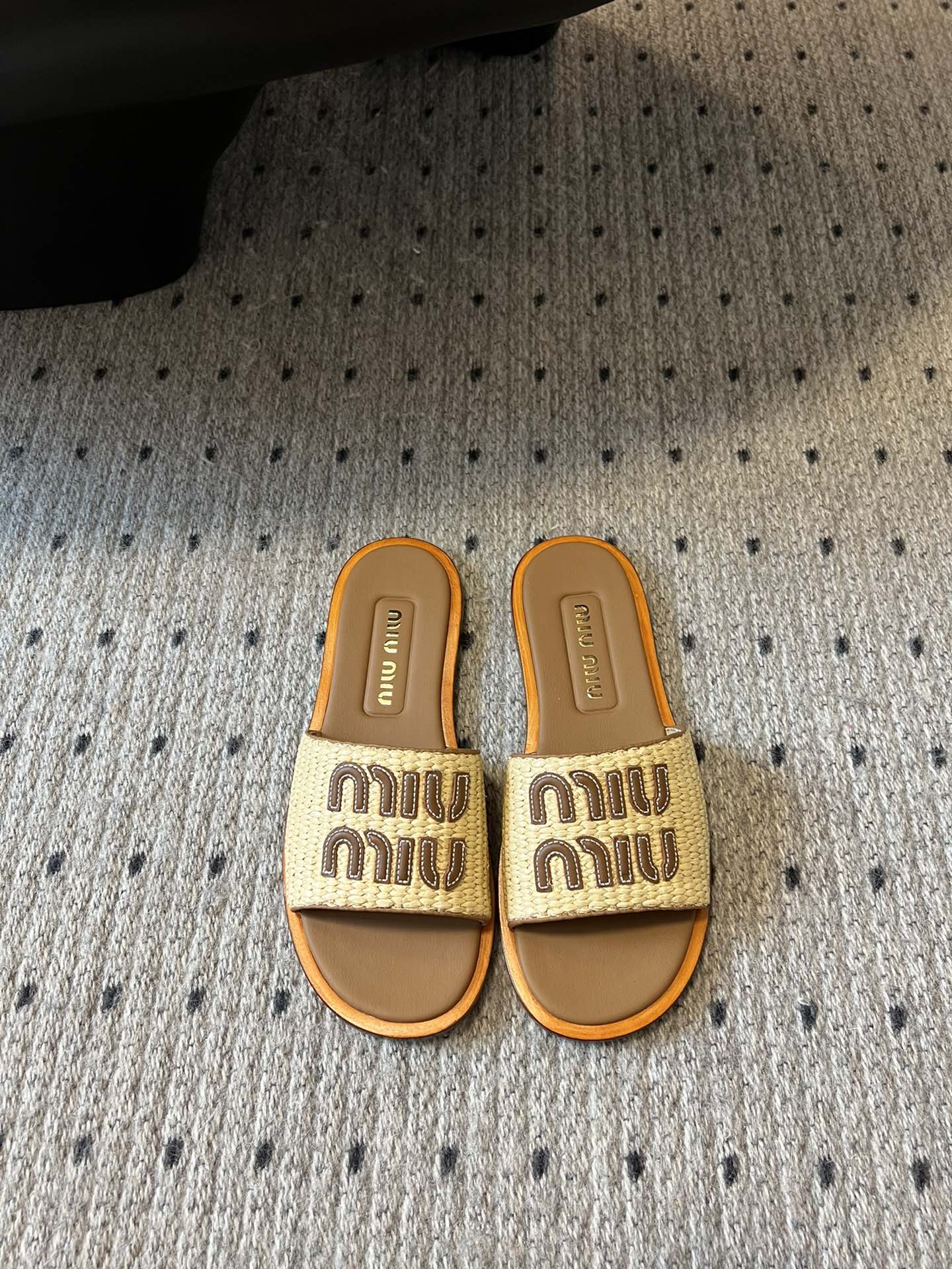 NO:224164,Batch Exclusively launched the new Miu Miu 24/ Flat bottom braided letters flat bottom drag. The vacation style is coming. Zp development. Original disassembly. The version of the Miu Miu letters instantly kills the market version. Miu is really too girly!  Super soft and glutinous. If you like it, you can rush it!  Shoe face version letter drag, genuine leather sole size 35-39 (40 custom made without return or replacement), slippers, miumiu, slippers19860909批 独家上新Miu Miu 24/平底编织字母平底拖 妥妥的度假风来袭 Zp开发 原版拆卸 对版缪缪字母秒杀市面版本 Miu真的太少女啦！超级软糯 喜欢可以冲了！ 鞋面对版字母拖 鞋底真皮 码数35-39（40定做不退不换）,拖鞋,miumiu,slippers,Women's Shoes