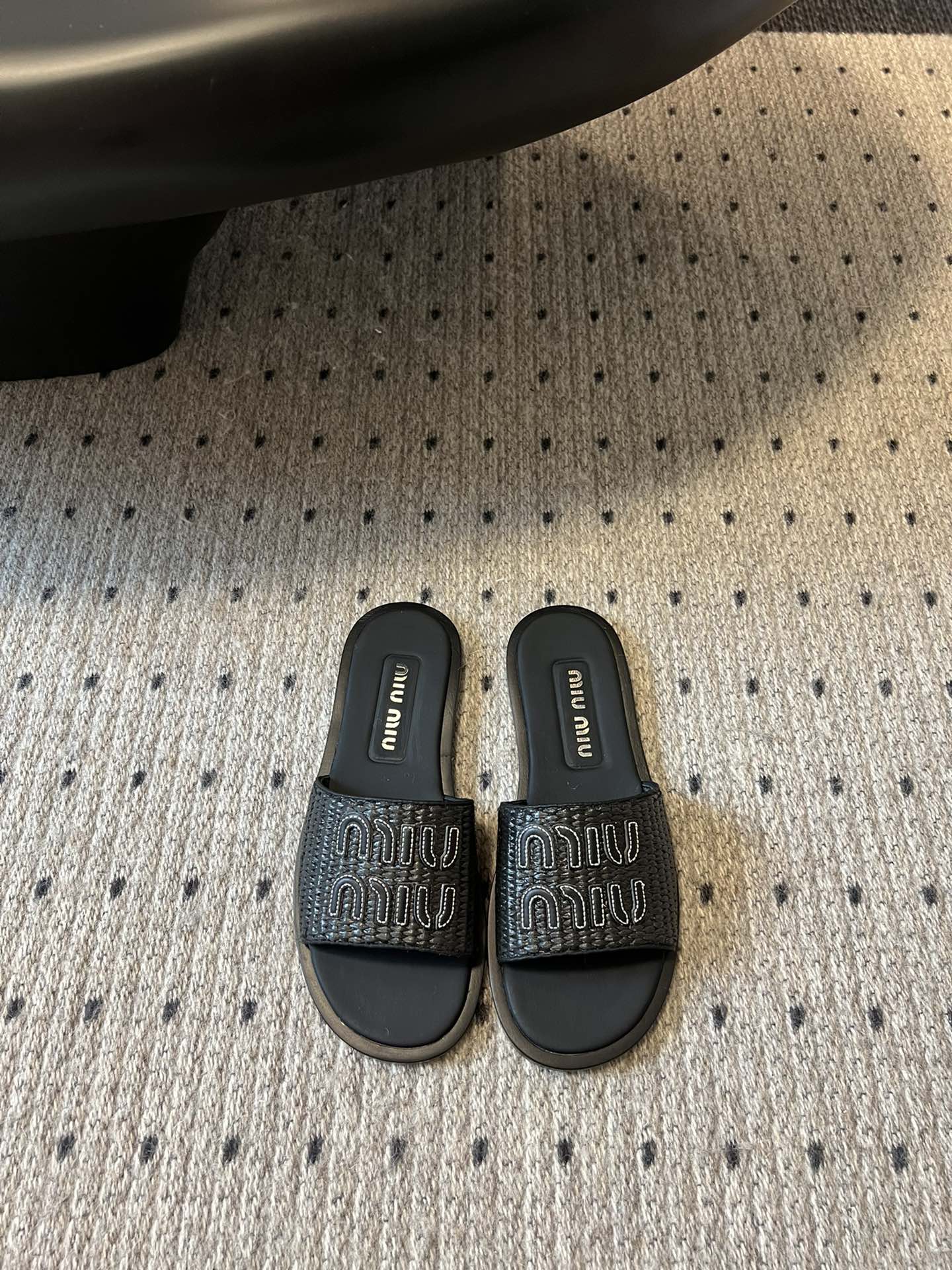 NO:236861,Exclusively launched the new Miu Miu 24/ Flat bottom braided letters flat bottom drag. The vacation style is coming. Zp development. Original disassembly. The version of the Miu Miu letters instantly kills the market version. Miu is really too girly!  Super soft and glutinous. If you like it, you can rush it!  Shoe face version letter drag, genuine leather sole size 35-39 (40 custom made without return or replacement), slippers, miumiu, slippers19860909独家上新Miu Miu 24/平底编织字母平底拖 妥妥的度假风来袭 Zp开发 原版拆卸 对版缪缪字母秒杀市面版本 Miu真的太少女啦！超级软糯 喜欢可以冲了！ 鞋面对版字母拖 鞋底真皮 码数35-39（40定做不退不换）,拖鞋,miumiu,slippers,Women's Shoes