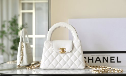 Chanel Crossbody & Shoulder Bags White Vintage Gold Calfskin Cowhide Chains