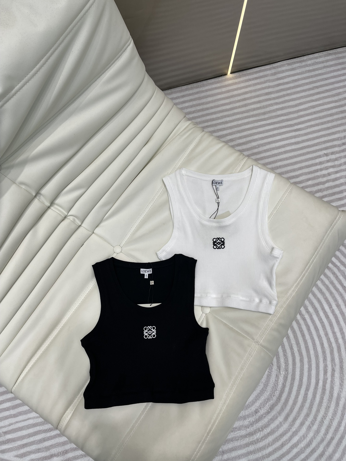 NO:315495,Loew* 25 Spring and Summer New Style Classic chest logo versatile short vest, equipped with a slim fit style, which is a good interpretation of the figure. The LOGO embroidery in the middle easily presents the charm of the brand. The styles that can be worn all seasons, and they are eye-catching when worn alone and outside. They are fashionable and high-end!  The upper body looks huge and slim!  The celebrity girl is elegant and high-end!  Both black and white are excellent. It is perfect for inner wear or single wear. It is a very scheming little vest. The upper body immediately has a right-angle shoulder-like look~ Now in this weather, it's great to have a shirt on the street~ SML, loewe, shirts, alexander wang19860909Loew* 25春夏新款 经典胸前logo百搭短款背心,配置了修身的版型打造,对于身材是很好的诠释,中间的LOGO刺绣更是轻松的呈现出品牌魅力所在,四季都可以穿的款式,单穿外穿都吸睛,气质时髦又高级！版型上身巨显瘦！名媛少女优雅又高级！黑白两件都很绝,做内搭或者单穿都完全ok,非常有心机的一件小背心儿了,上身立马有种直角肩的即视感～现在这种天气加件衬衫上街绝了好嘛～SML,,loewe,shirts,alexander wang,Women's clothing