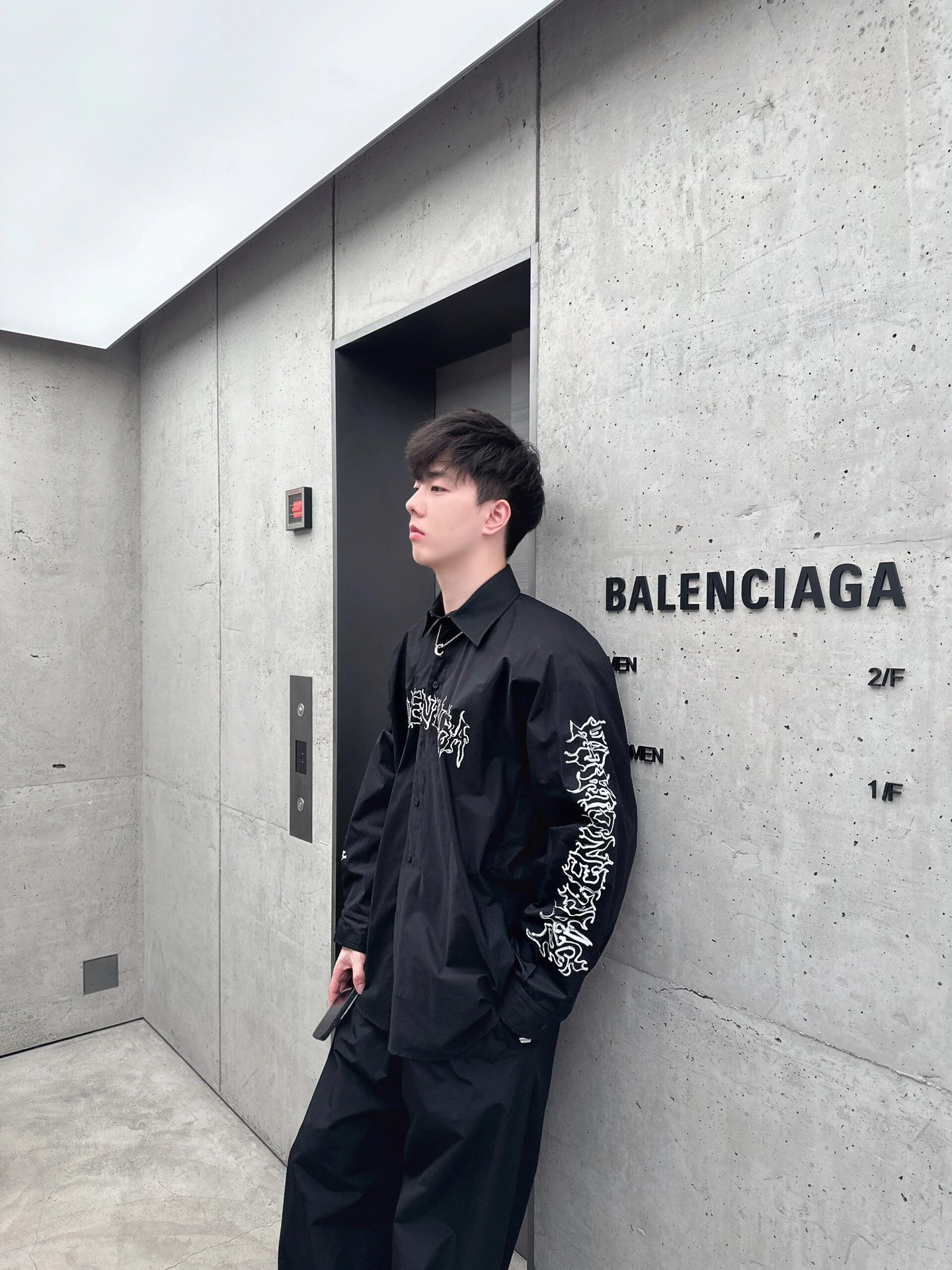 Balenciaga梵文字母衬衫面料采用高织高密天丝质感十足舒适透气以百看不腻的黑白搭配加入梵文字母作为