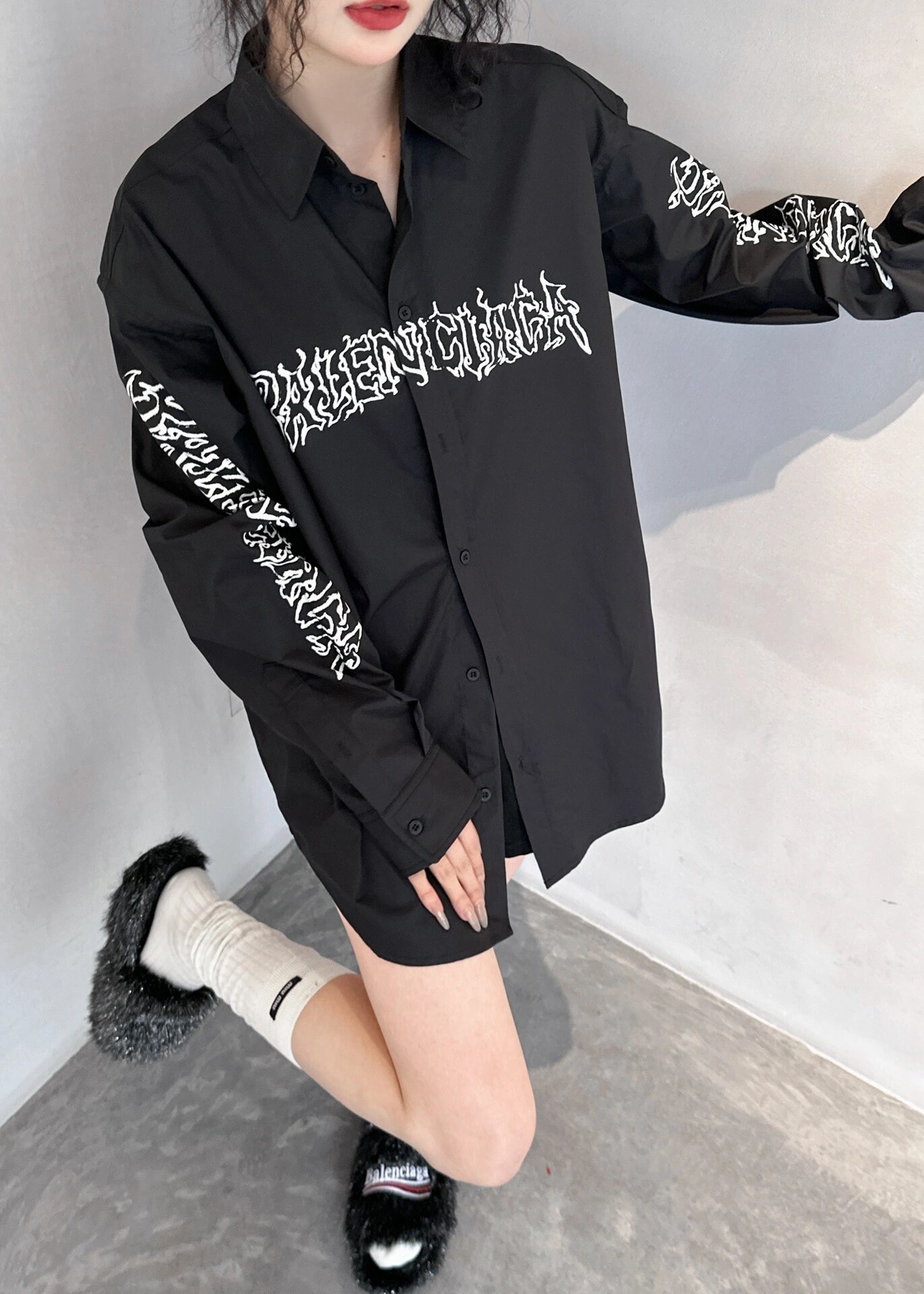 Balenciaga梵文字母衬衫面料采用高织高密天丝质感十足舒适透气以百看不腻的黑白搭配加入梵文字母作为