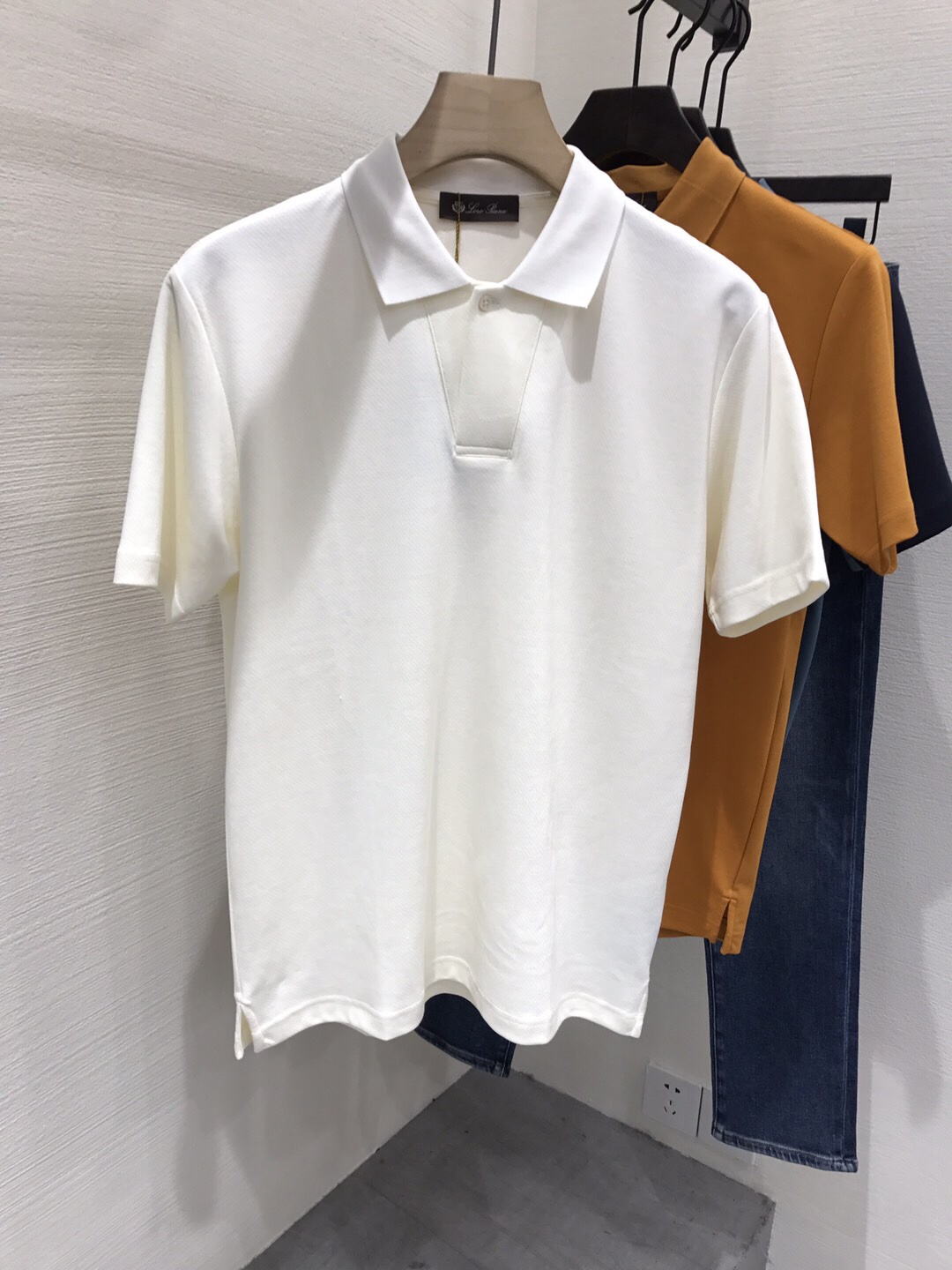 NO:511191,[New Product] LP men's high-end business and casual polo POLO shirt, trading company channel products, famous, pure blood quality, original OEM production, official new product!  Fashion with typical Italian style is quite exquisite in fabric selection and craftsmanship. The overall shape has the strong aesthetic genes of the LP family, which are low-key and luxurious, elegant and noble. Every detail proves the brand's own sense of luxury!  Customers supply high-end materials imported from Egypt, selected high-quality long-length cotton raw materials in the Nile area, and were made by Italian century-old workshops. They are extremely luxurious and special materials, with excellent fabric attributes, delicate and natural and soft texture, perfect comfort and breathability, and the touch experience is self-evident!  The details are perfect, the selected high-end mother buttons are equipped with a special lapel design, which is quite elegant and high-end, with a light color scheme. Each color can interpret a unique styling effect. It highlights temperament and taste. It is a polo POLO shirt that perfectly highlights its high-end elite small-scale business and leisure!  Size M-XXL M Size Shoulder Width 45 Bust 102 Clothes Length 67.,,loro piana,alexander wang19860909【新品】LP男士高端商务休闲马球POLO衫,贸易公司渠道臻品,系出名门,纯正血统品质,原厂代工出品,官方新品！ 颇具意大利典型风格的时装,在面料选取和工艺方面都相当考究,通体的造型有着 LP 家族强烈的美学基因,低调且奢华,优雅且高贵,每一个细节都在力证品牌自身的高级感！ 客供埃及进口高级物料,甄选尼罗河区域光照极好的上等长绒棉花原料,经过意大利百年工坊定织定染而成,极为奢华特殊的材质,面料属性皆为上乘,肌理细腻自然柔软,舒适性与透气性完美兼备,触感体验不言而喻！ 细节完美如斯,甄选的高级母贝纽扣,搭载特色的翻领设计,颇为优雅高级,配色轻熟,每色都可诠释出别具一格的造型效果,非常凸显气质和品位的一款马球POLO衫,都市高端精英小资商务与休闲完美兼备！尺码M-XXL M码 肩宽45 胸围102 衣长67.,,loro piana,alexander wang,Men's clothing