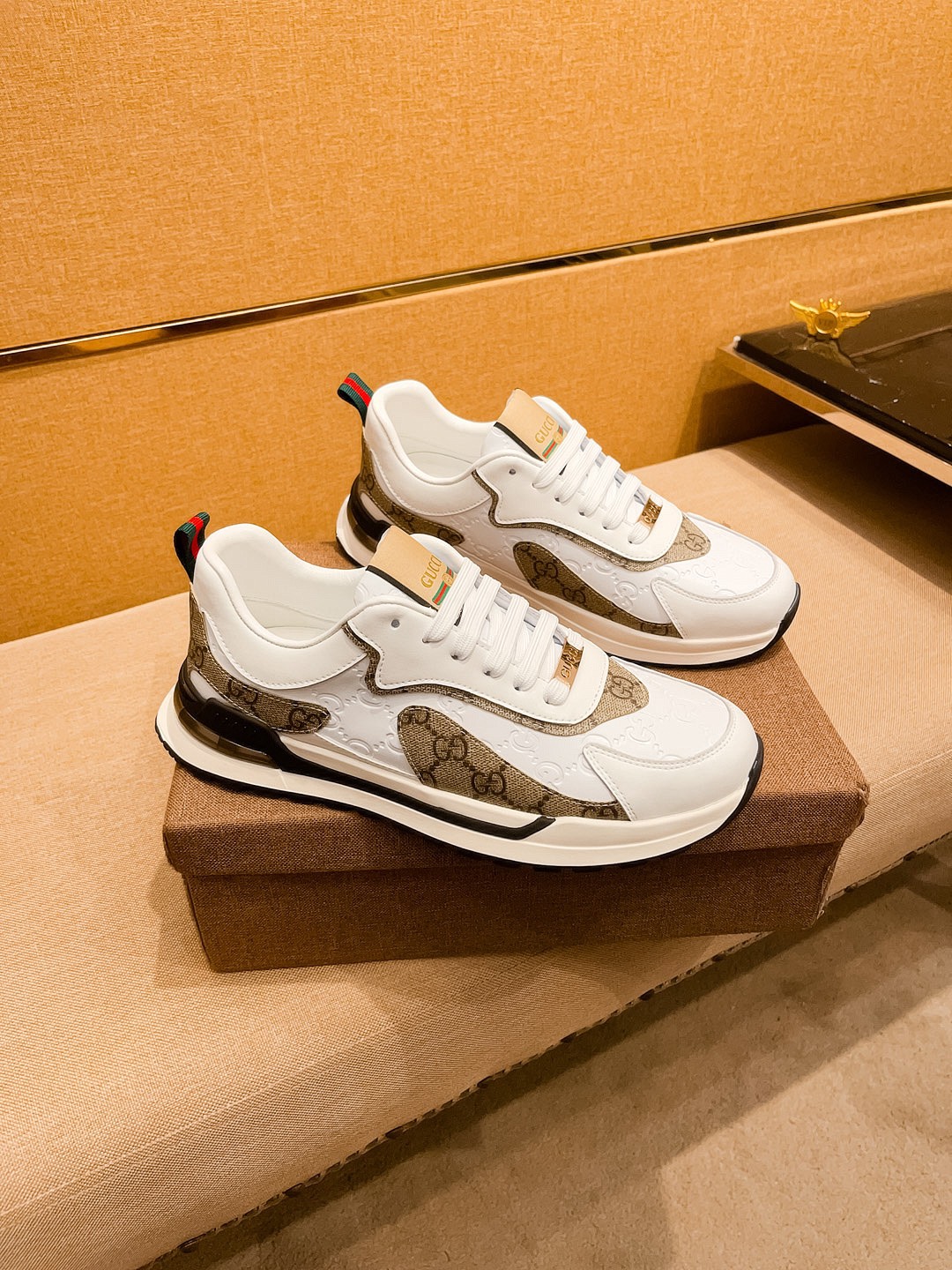 NO:272677,[Guqi] High-end Men's Shoes Brand Official Website 11's latest masterpiece upper is made of Italian imported cowhide with comfortable and breathable inner original non-slip and wear-resistant outsole, making walking more convenient and comfortable!  Exclusive new style, amazing work, beautiful 11 ​​replica [color] compared to the official quality!  Create a fashionable personality to set off your uniqueness!  A must-have for trendy men! Classic size: 38-44 Color 2 colors available, cowhide19860909【古奇】男鞋高端品牌 官网11最新力作鞋面采用意大利进口头层牛皮搭配舒适透气内里原版防滑耐磨大底制作,让行走更加便捷舒适！独家新款,惊世之作,与官方的质量相比美的11复刻[色]！打造时尚个性衬托你的与众不同！潮男必备!经典尺码:38-44 颜色2色可选,,cowhide,Men's shoes