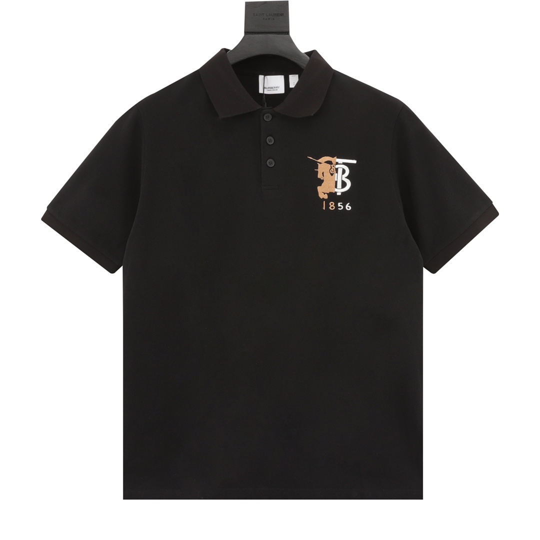 La camisa POLO de manga corta con bordado de caballo de guerra de Burberry / Burberry está hecha de malla de piqué de a…