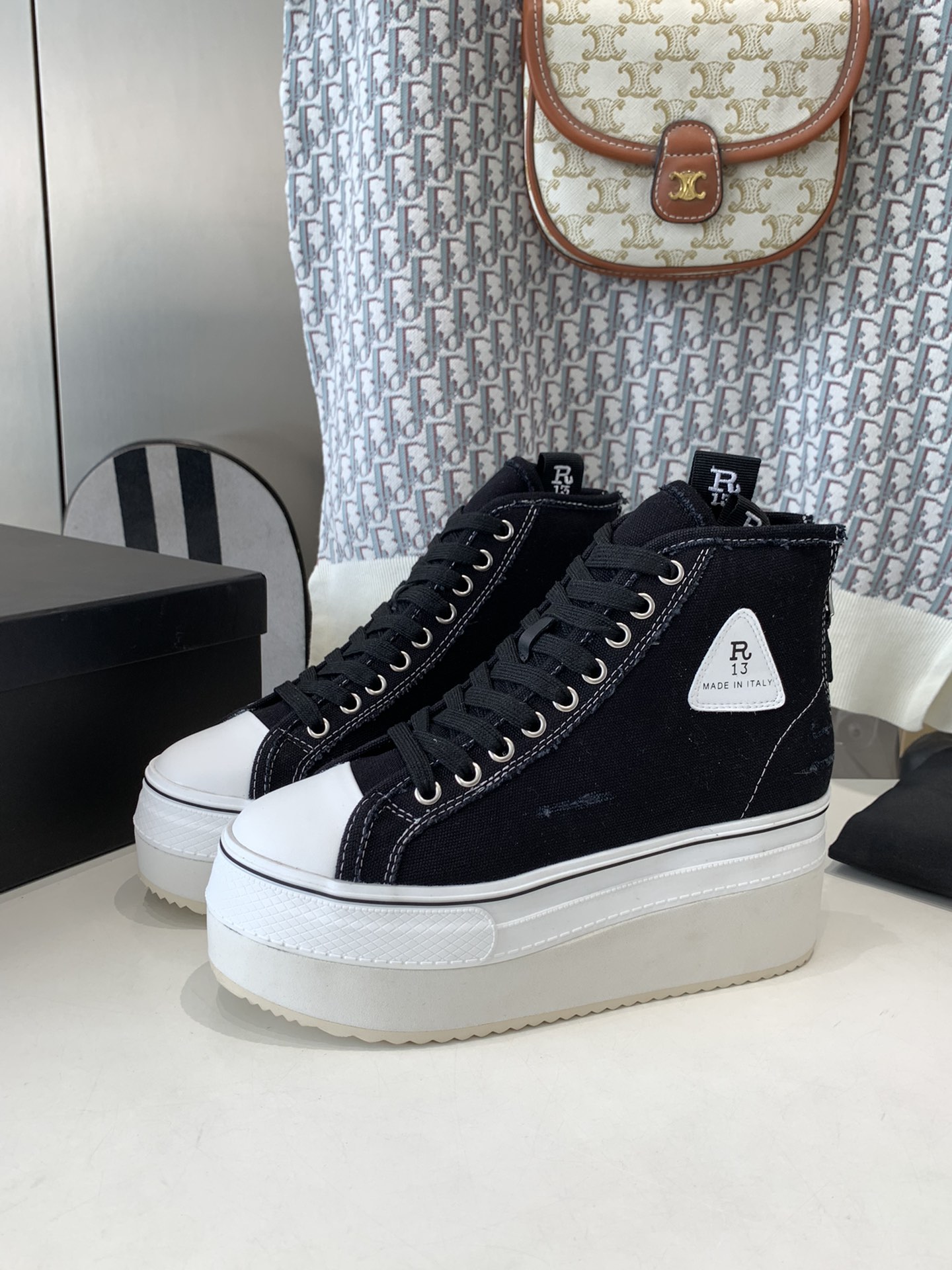 R13 Brand: Rebel Aesthetics with Comfortable Grinding Material Shoes - 图片 2